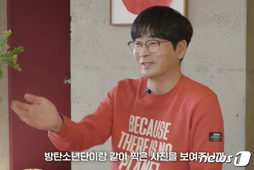 본문 이미지 -  탁현민 전 청와대 의전비서관이 정부 실무자가 방탄소년단과 찍은 사진으로 인해 비표없이도 삼엄한 유엔총회 경호통제망을 무사통과한 이야기를 지난 주말 메디치미디어 유튜브 채널에서 밝히고 있다. (유튜브 갈무리) ⓒ 뉴스1