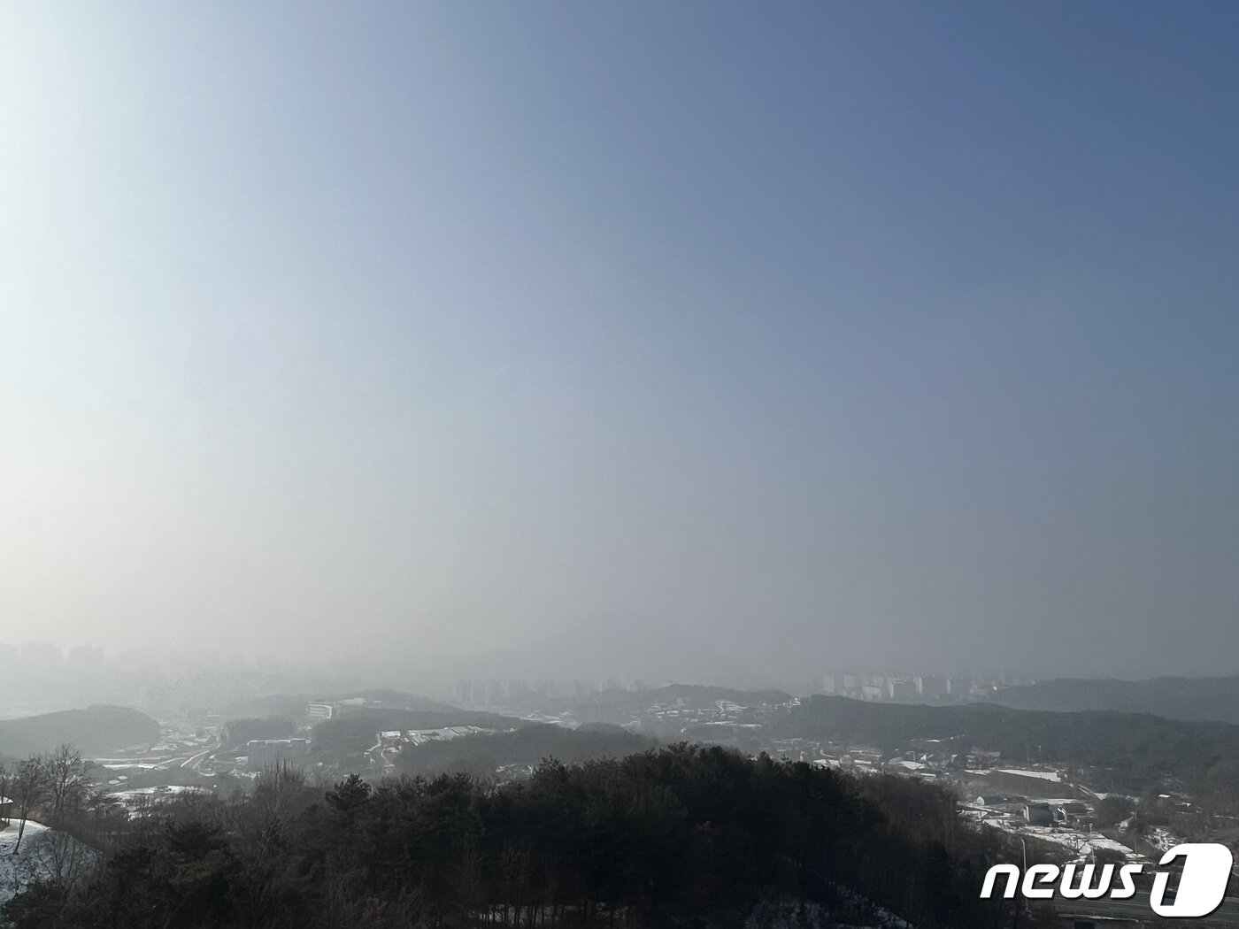 본문 이미지 - 강원 영서지역의 미세먼지 농도가 ‘나쁨’ 수준을 보인 8일 춘천 구봉산에서 바라본 도심. ⓒ News1 