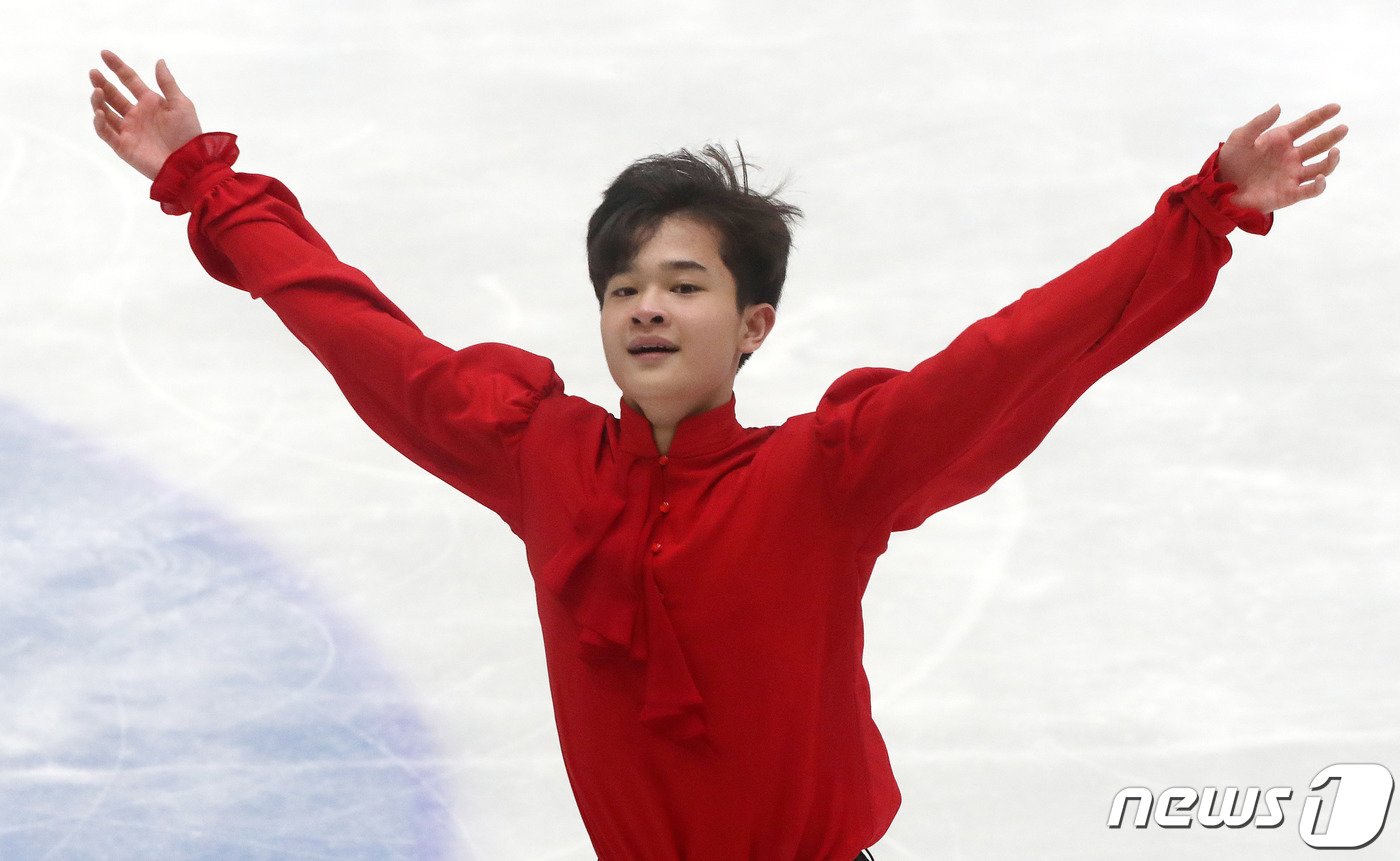 본문 이미지 - 김현겸이 8일 경기도 의정부시 의정부실내빙상장에서 열린 KB금융 코리아 피겨스케이팅 챔피언십 2023 남자 싱글 프리스케이팅 경기에서 연기를 마치고 인사를 하고 있다. 2023.1.8/뉴스1 ⓒ News1 박세연 기자