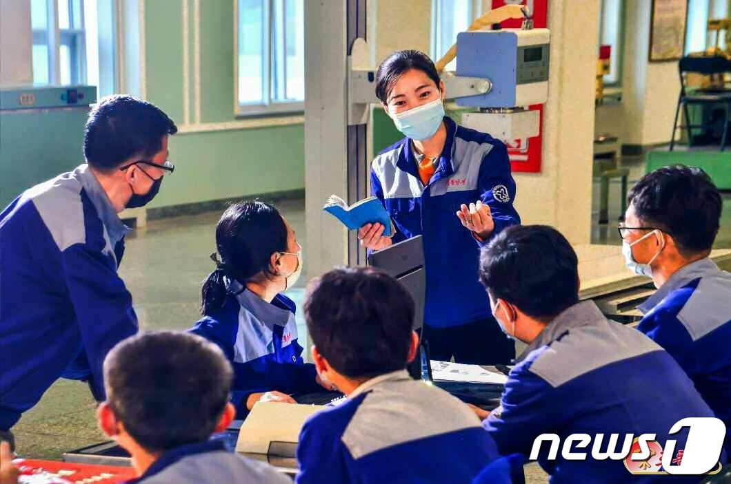 (평양 노동신문=뉴스1) = 북한 노동당 기관지 노동신문은 9일 "우리 국가의 전면적 발전은 모든 지역, 모든 부문, 모든 단위들이 일시에 들고일어나야 이룩될 수 있는 거창한 사업 …