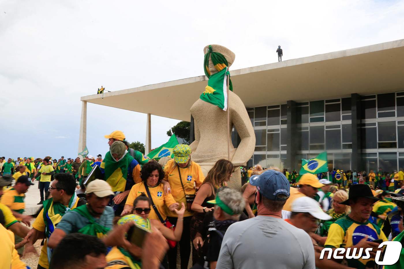 (브라질리아 AFP=뉴스1) 김성식 기자 = 8일(현지시간) 브라질 브라질리아 의회 의사당 앞에서 자이르 보우소나루 전 브라질 대통령 지지자들이 1일 임기를 시작한 루이스 이나시우 …