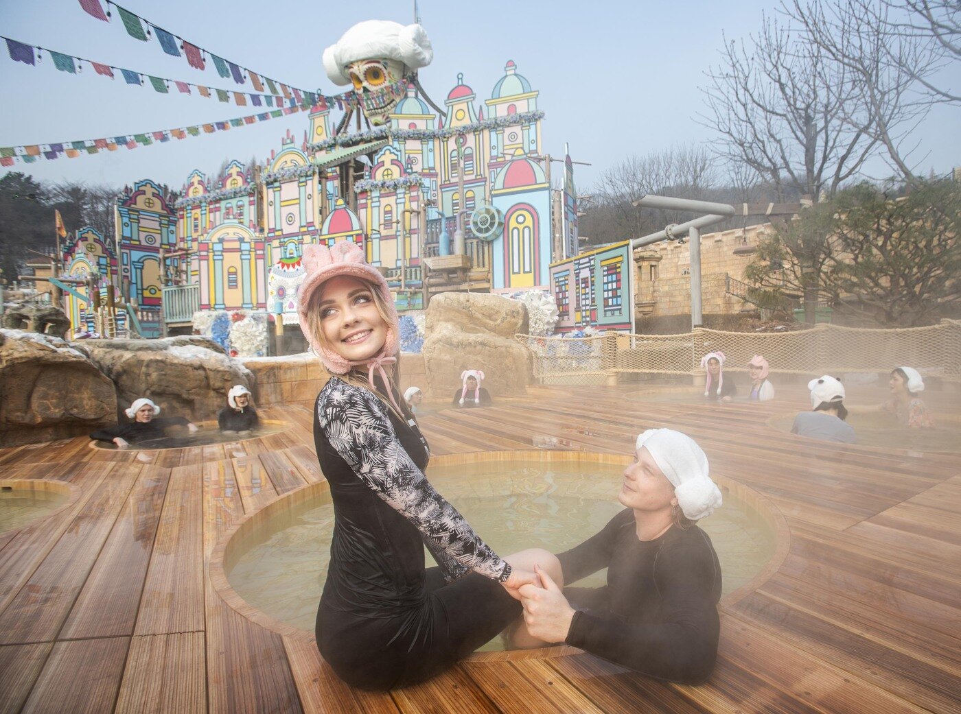 본문 이미지 - 캐리비안 베이의 어드벤처 스파를 즐기는 외국인 이용객들의 모습(에버랜드 제공)