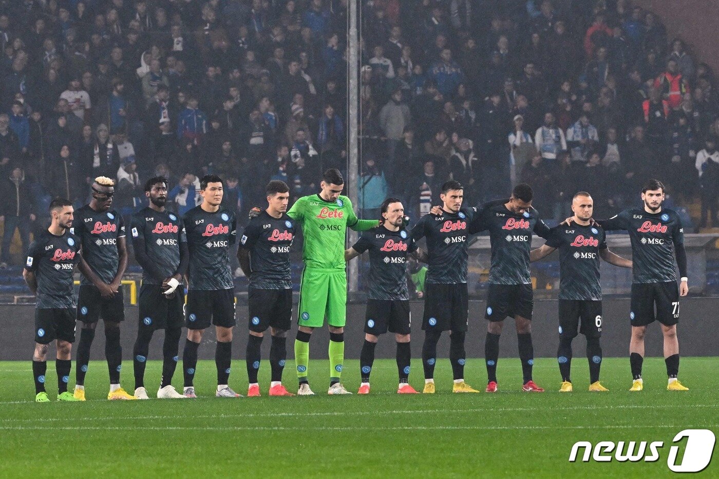 본문 이미지 - 삼프도리아전에 출전했던 김민재&#40;왼쪽 네 번째&#41; ⓒ AFP=뉴스1