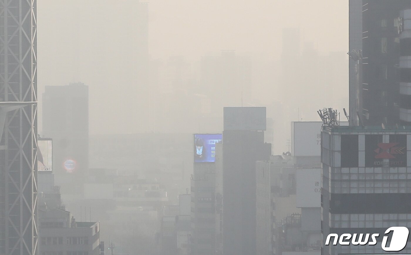 본문 이미지 - 평년 기온보다 포근하지만 미세먼지가 나쁨 수준을 보인 9일 오전 서울 종로구 서울시교육청에서 바라본 도심이 뿌옇다. 2023.1.9/뉴스1 ⓒ News1 김민지 기자