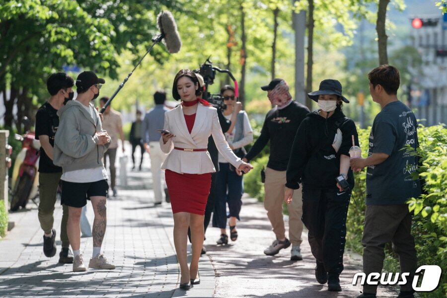 본문 이미지 - 배우 차주영이 넷플릭스 시르즈 '더 글로리' 촬영을 하고 있다.. (고스트 스튜디오 제공) ⓒ News1 권현진 기자