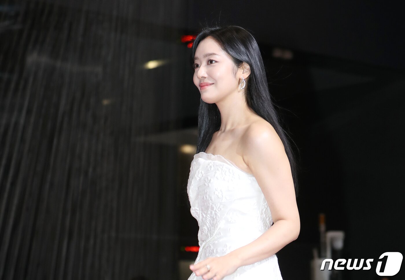 본문 이미지 - 배우 차주영이 31일 오후 서울 상암동 SBS 프리즘타워에서 진행된 '2022 SBS 연기대상'에서 우아한 미소를 지으며 레드카펫을 밟고 있다. ⓒ News1 권현진 기자