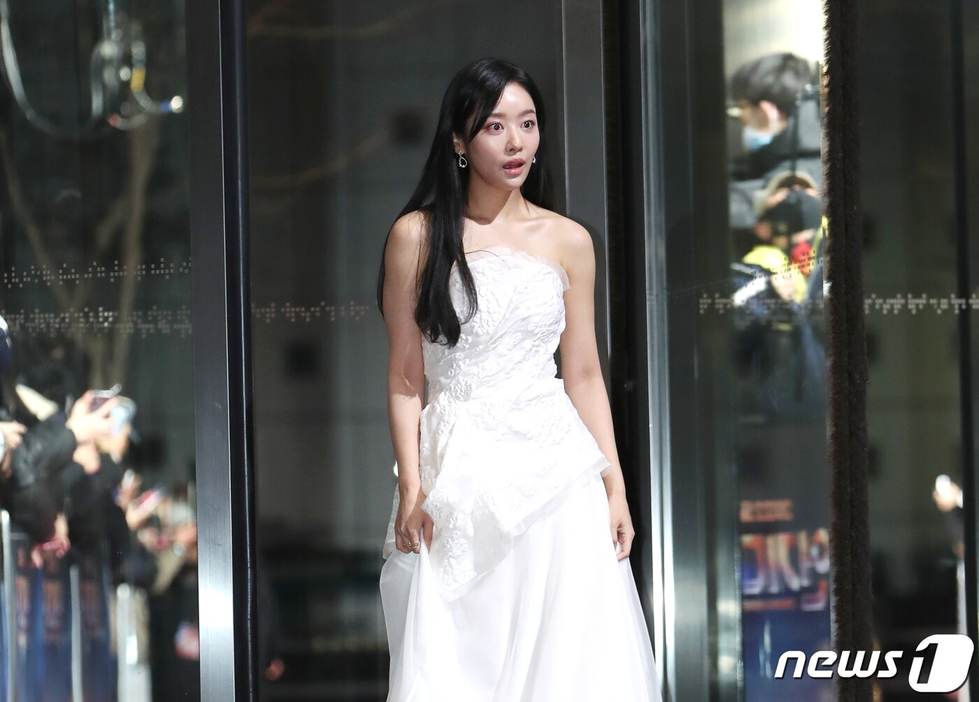 본문 이미지 - 배우 차주영이 31일 오후 서울 상암동 SBS 프리즘타워에서 진행된 '2022 SBS 연기대상'에서 쏟아지는 플래시 세례에 깜짝 놀라고 있다. ⓒ News1 권현진 기자