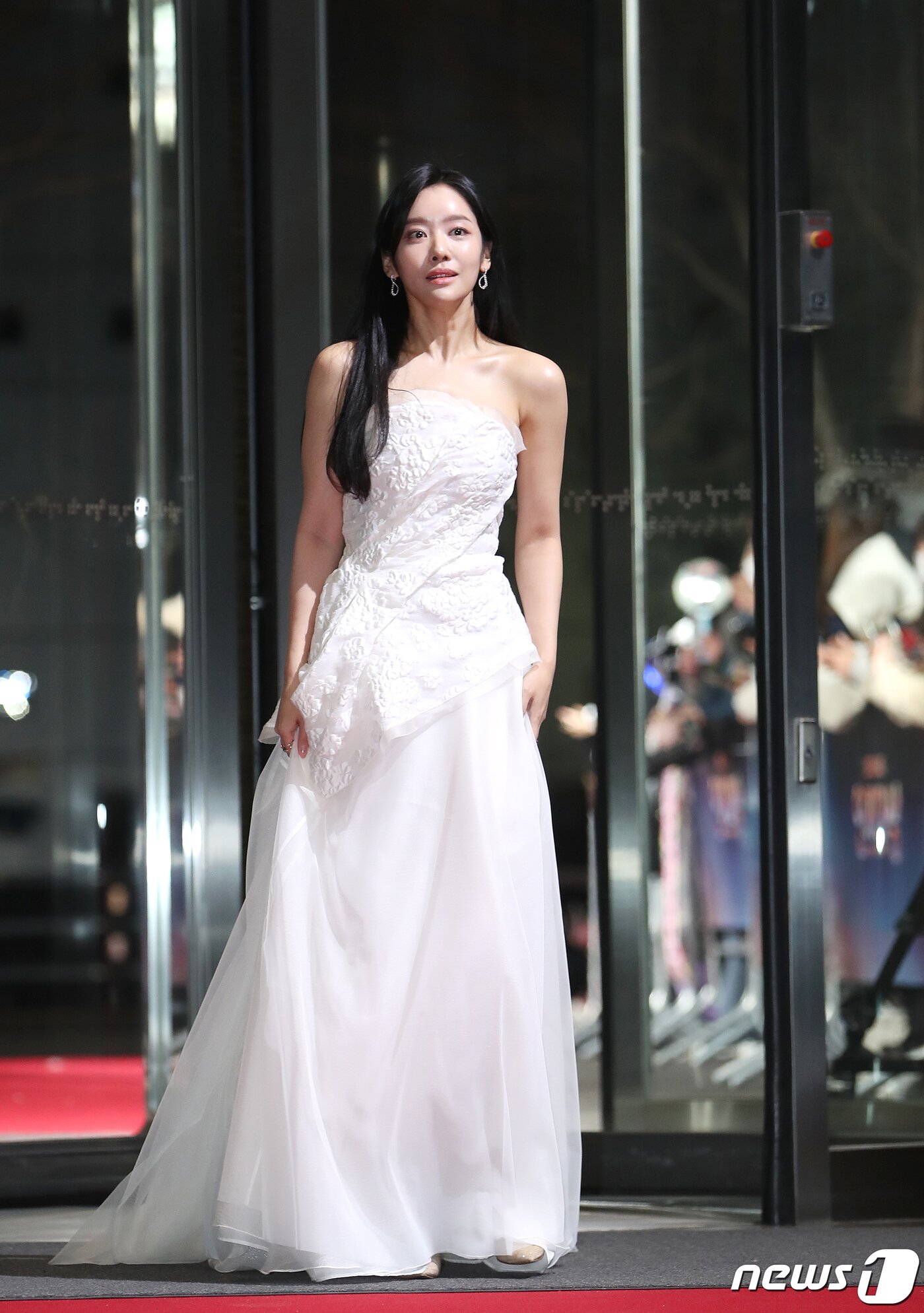 본문 이미지 - 배우 차주영이 31일 오후 서울 상암동 SBS 프리즘타워에서 진행된 '2022 SBS 연기대상'에서 화려한 스포트라이트를 받으며 레드카펫을 밟고 있다. ⓒ News1 권현진 기자