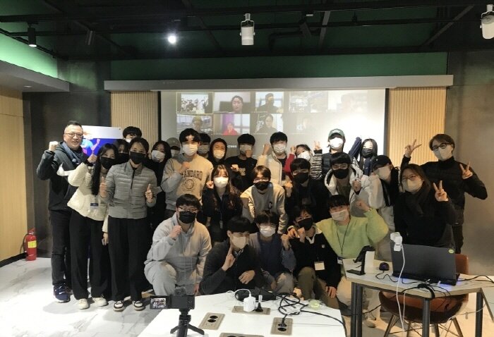 본문 이미지 - '2022년 메타버스 인재양성 교육(청년 크리에이터형 교육과정)’에 참가한 국립금오공과대학교 교육생 및 관계자 (듀코젠 제공)