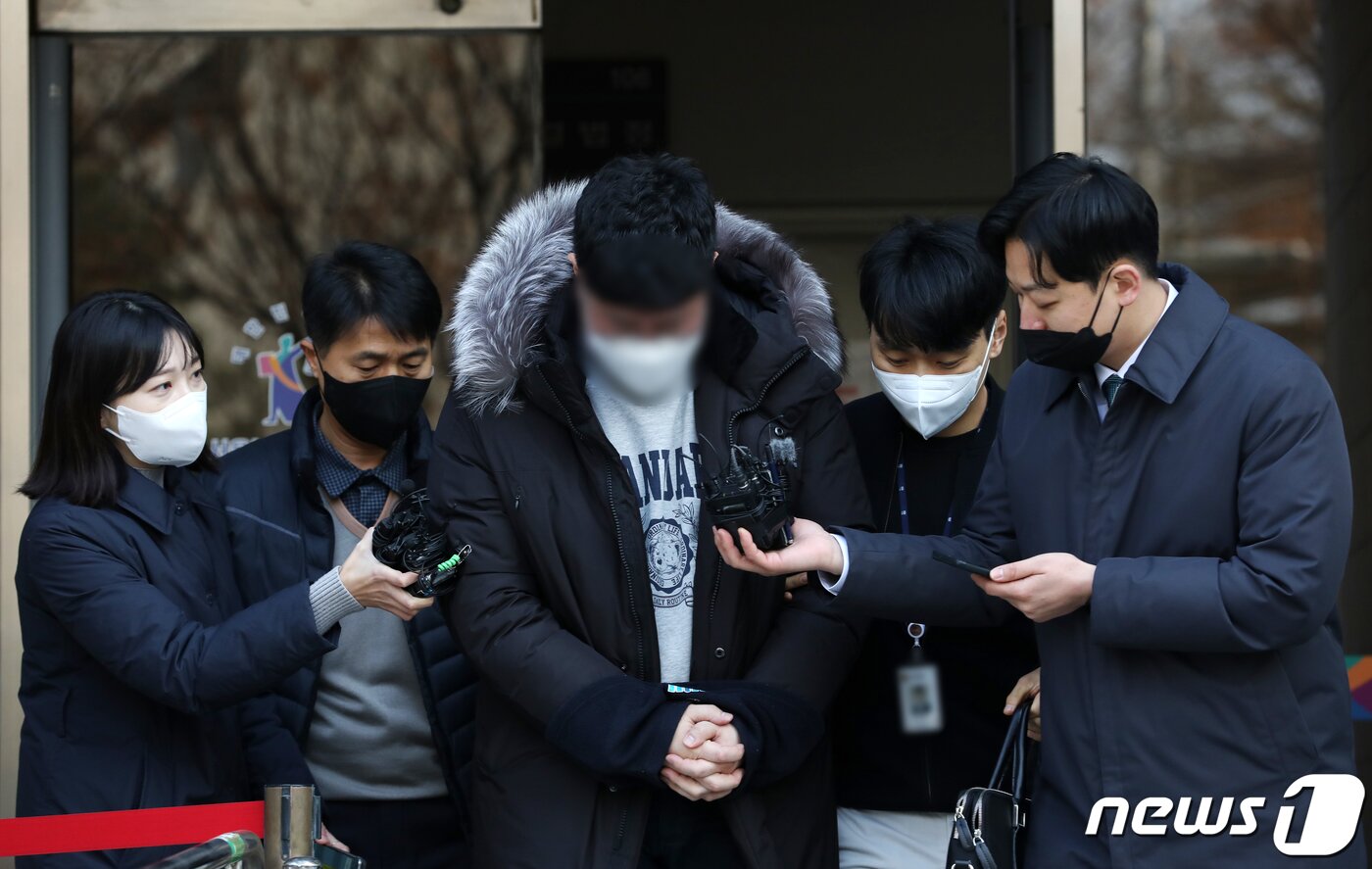 본문 이미지 - 허위 뇌전증 진단을 알선하고 1억원이 넘는 돈을 수수한 혐의를 받는 병역 브로커 김모씨가 지난 1월9일 오전 서울남부지방법원에서 열린 구속 전 피의자 심문(영장실질심사)을 마친 뒤 차량으로 향하고 있다. 2023.1.9/뉴스1 ⓒ News1 이승배 기자