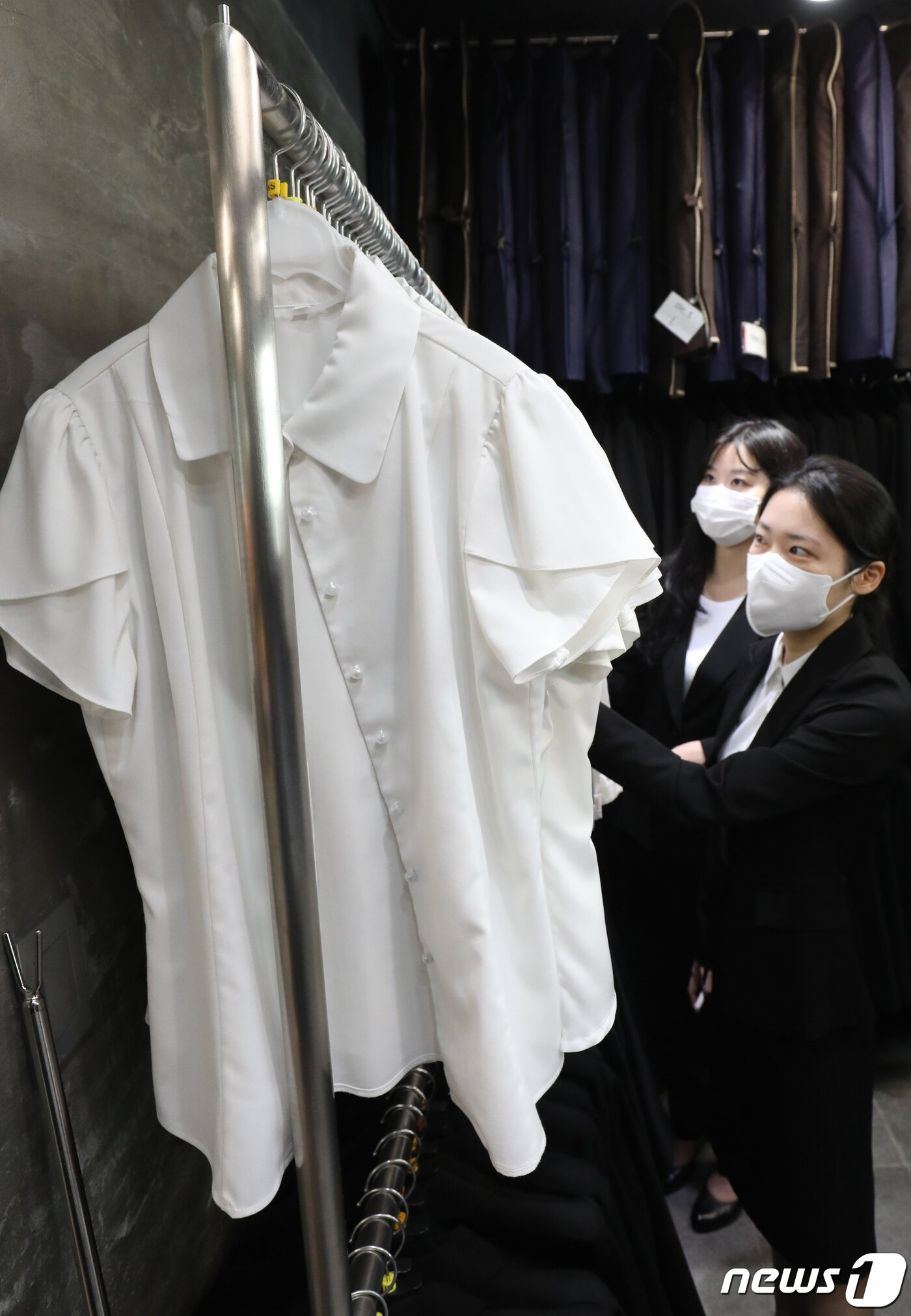 본문 이미지 - 9일 서울 서대문구 정장 대여업체 마이스윗인터뷰에서 취업준비생들이 면접정장 무료 대여 '취업날개 서비스'를 통해 면접정장을 살펴보고 있다. 2023.1.9/뉴스1 ⓒ News1 송원영 기자