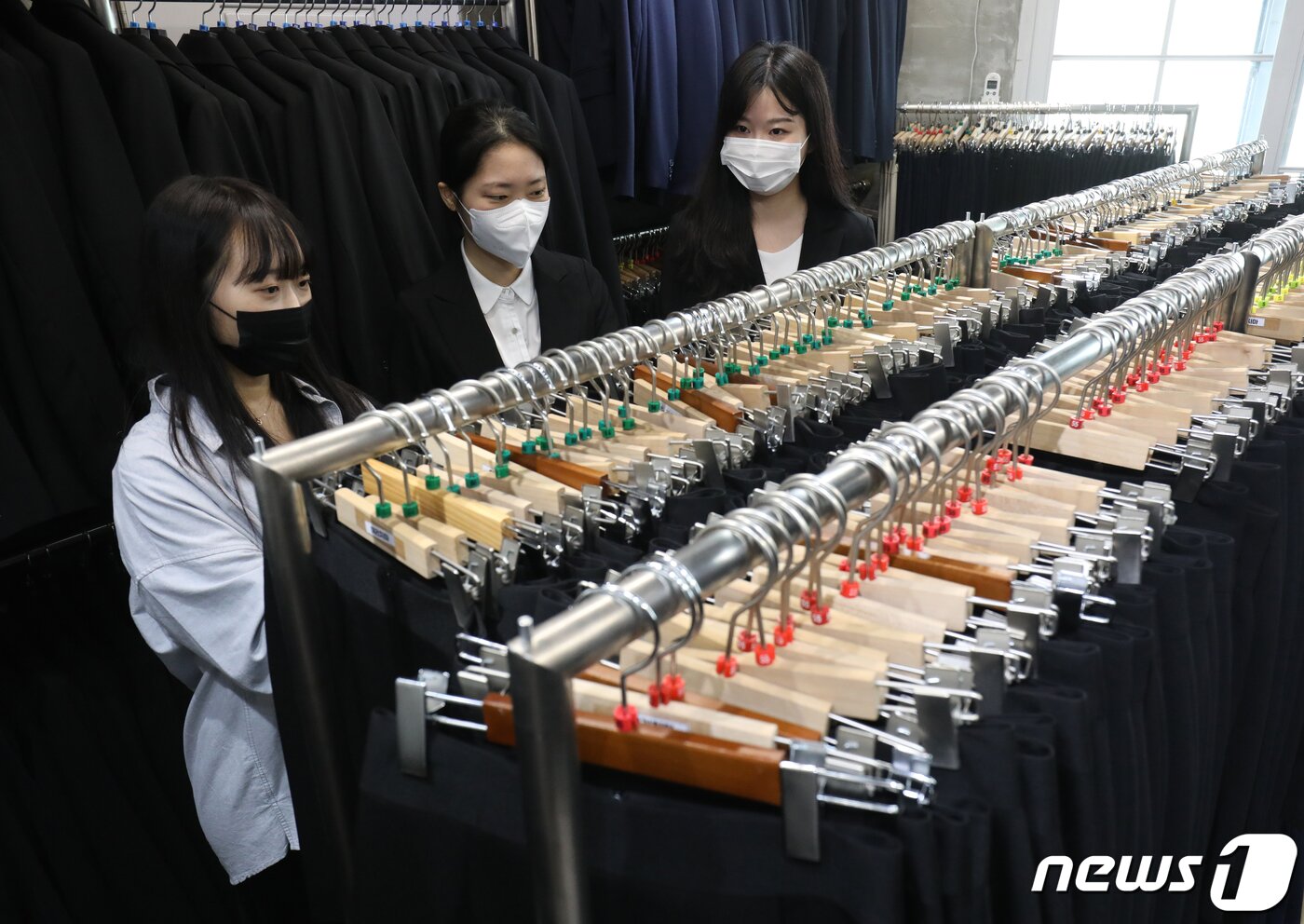 본문 이미지 - 9일 서울 서대문구 정장 대여업체 마이스윗인터뷰에서 취업준비생들이 면접정장 무료 대여 '취업날개 서비스'를 통해 면접정장을 살펴보고 있다. 2023.1.9/뉴스1 ⓒ News1 송원영 기자