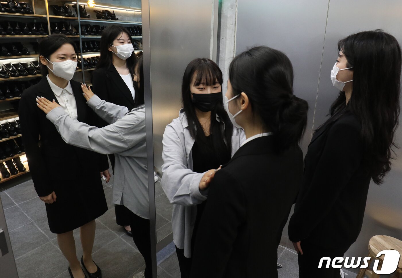 본문 이미지 - 9일 서울 서대문구 정장 대여업체 마이스윗인터뷰에서 취업준비생들이 면접정장 무료 대여 '취업날개 서비스'를 통해 면접정장을 살펴보고 있다. 2023.1.9/뉴스1 ⓒ News1 송원영 기자