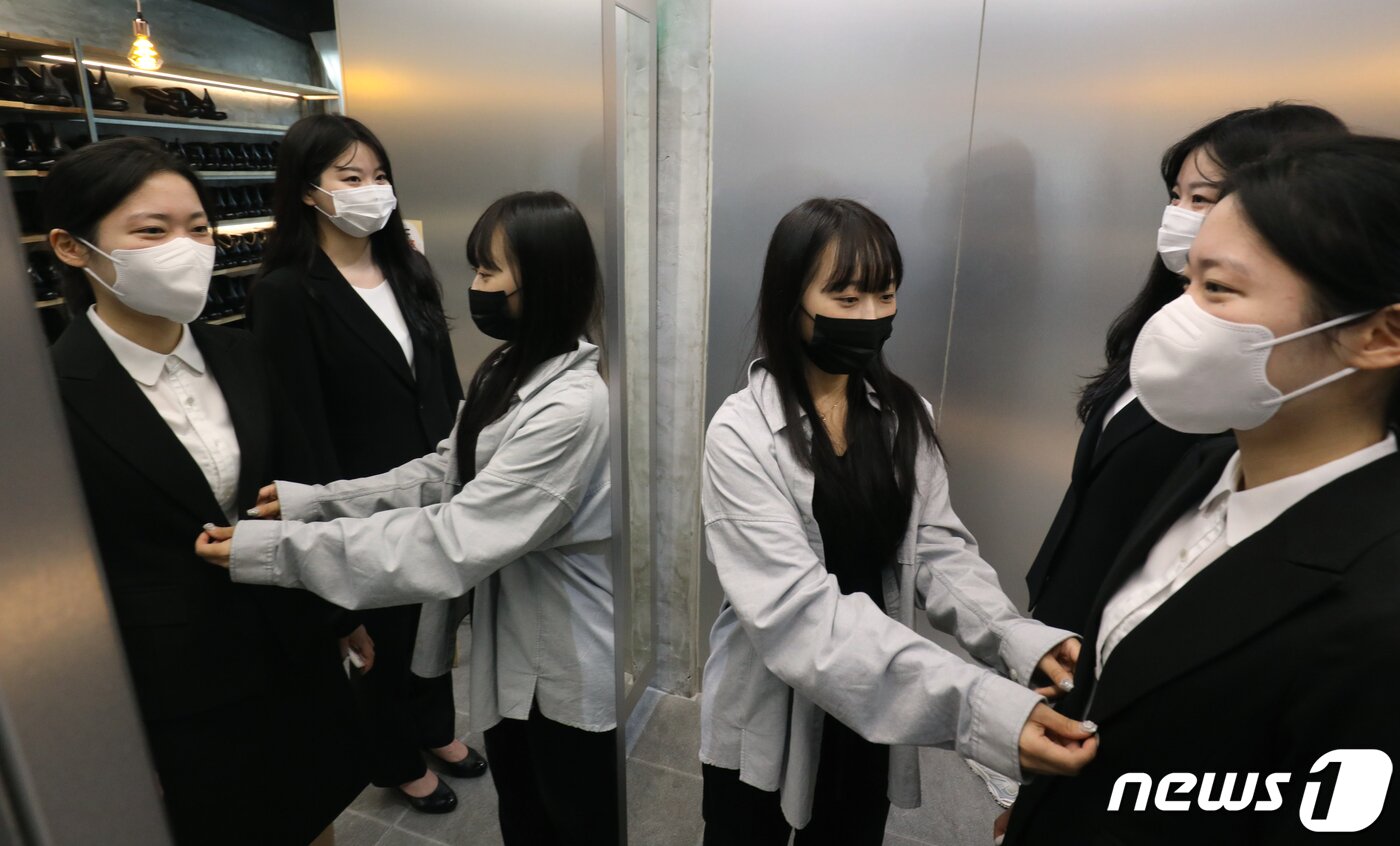 본문 이미지 - 9일 서울 서대문구 정장 대여업체 마이스윗인터뷰에서 취업준비생들이 면접정장 무료 대여 '취업날개 서비스'를 통해 면접정장을 살펴보고 있다. 2023.1.9/뉴스1 ⓒ News1 송원영 기자