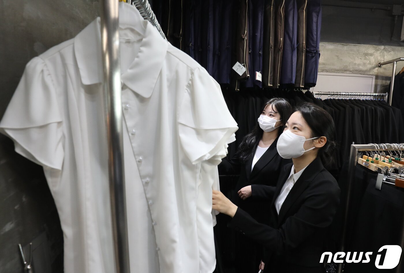 본문 이미지 - 9일 서울 서대문구 정장 대여업체 마이스윗인터뷰에서 취업준비생들이 면접정장 무료 대여 '취업날개 서비스'를 통해 면접정장을 살펴보고 있다. 2023.1.9/뉴스1 ⓒ News1 송원영 기자