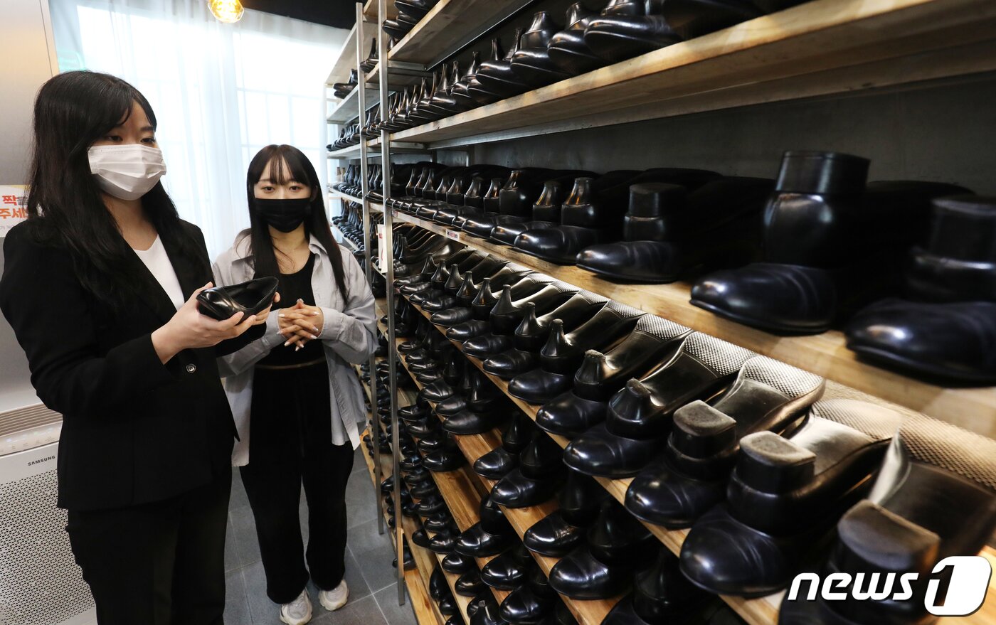 본문 이미지 - 9일 서울 서대문구 정장 대여업체 마이스윗인터뷰에서 취업준비생들이 면접정장 무료 대여 '취업날개 서비스'를 통해 면접구두를 살펴보고 있다. 2023.1.9/뉴스1 ⓒ News1 송원영 기자