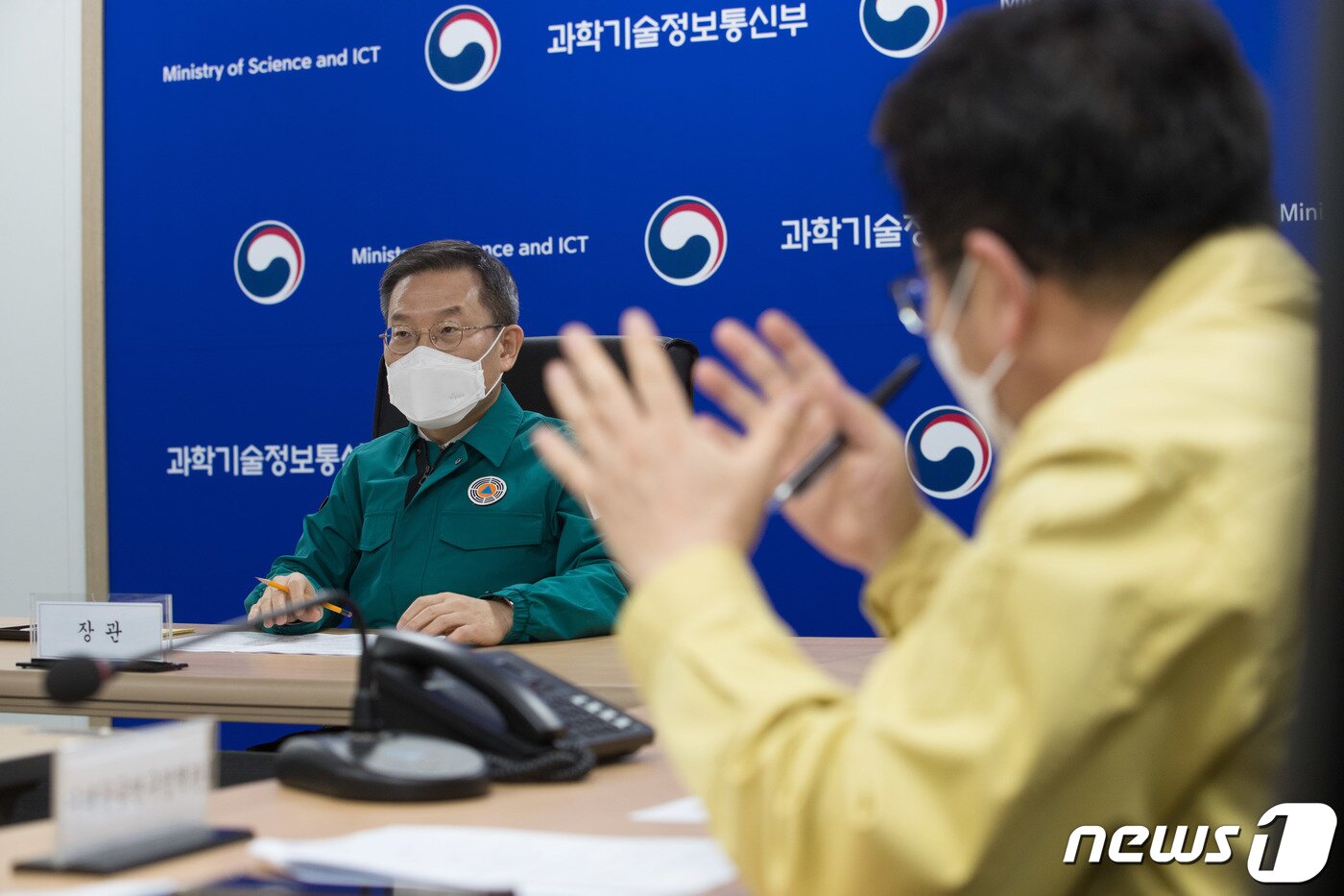 본문 이미지 - 이종호 과학기술정보통신부 장관이 9일 오후 세종특별자치시 세종파이낸스센터 과기정통부 재난안전상황실에서 열린 '미국 지구관측위성 추락 관련 긴급상황회의'에서 피해 상황을 파악하고 있다. 이날 회의에는 오태석 제1차관과 이창윤 연구개발정책실장, 권현준 거대공공연구정책관이 참석했다. (과학기술정보통신부 제공) 2023.1.9/뉴스1
