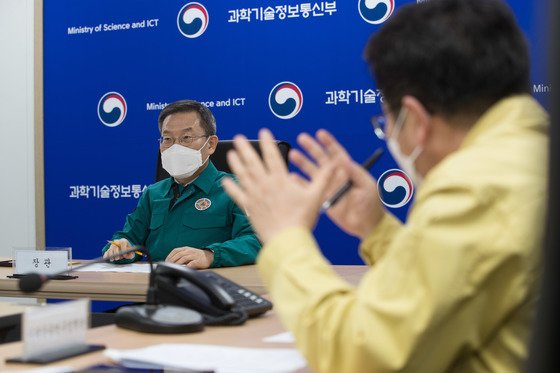 본문 이미지 - 이종호 과학기술정보통신부 장관이 9일 오후 세종특별자치시 세종파이낸스센터 과기정통부 재난안전상황실에서 열린 &#39;미국 지구관측위성 추락 관련 긴급상황회의&#39;에서 피해 상황을 파악하고 있다. 이날 회의에는 오태석 제1차관과 이창윤 연구개발정책실장, 권현준 거대공공연구정책관이 참석했다. &#40;과학기술정보통신부 제공&#41; 2023.1.9/뉴스1