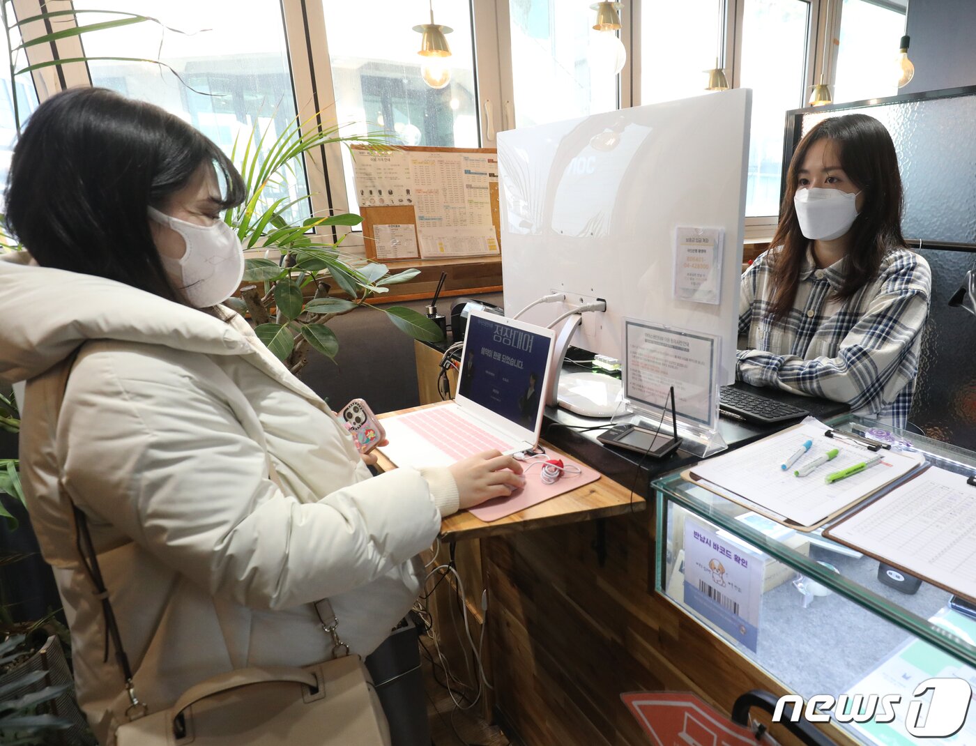 본문 이미지 - 9일 서울 서대문구 정장 대여업체 마이스윗인터뷰에서 취업준비생이 면접정장 무료 대여 '취업날개 서비스'를 등록하고 있다. 2023.1.9/뉴스1 ⓒ News1 송원영 기자