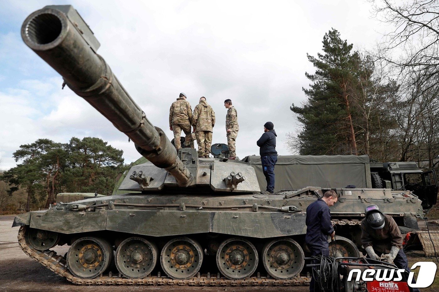 영국군이 군사훈련에서 챌린저 2 탱크를 정비하고 있는 모습. 2022.03.14. ⓒ AFP=뉴스1 ⓒ News1 정윤영 기자