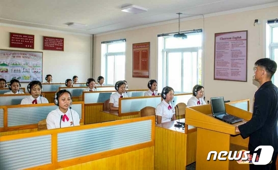 북한 "당의 현명한 영도 밑에 교육강국"…평성교원대 소개