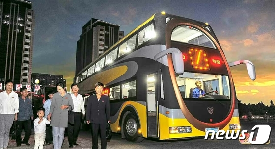 북한 "멋들어진 새 버스들, 수도 거리 달린다"