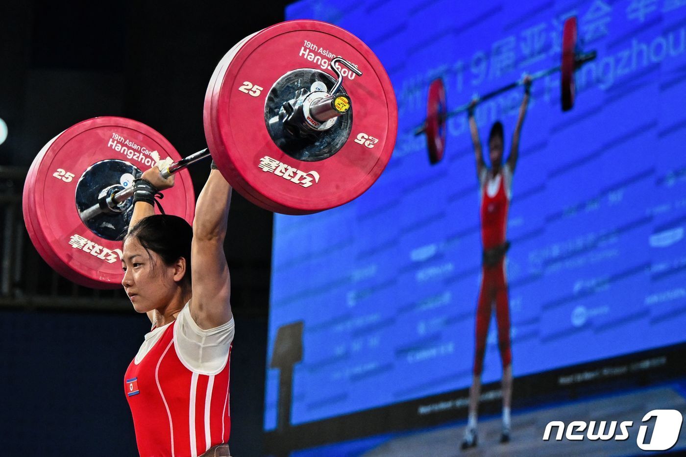 본문 이미지 - 북한 강현경이 9월30일 열린 2022 항저우 아시안게임 역도 여자 55㎏급에서 우승했다. ⓒ AFP=뉴스1
