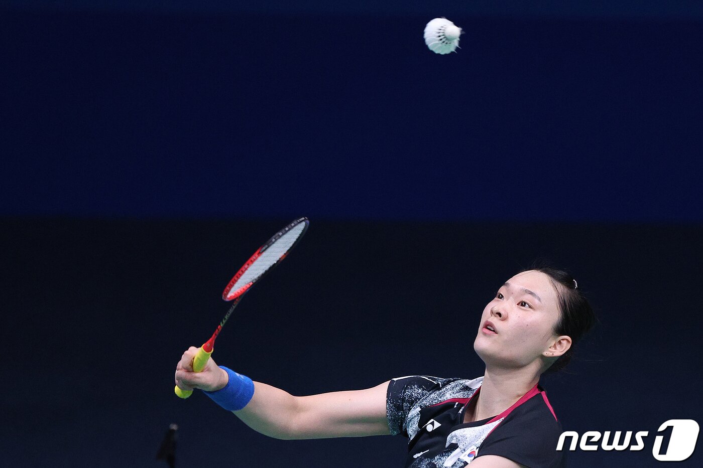 본문 이미지 - 김가은이 1일 중국 항저우 빈장체육관에서 열린 2022 항저우 아시안게임 배드민턴 여자 단체 결승 대한민국과 중국의 경기에서 허빙자오와 경기를 펼치고 있다. 2023.10.1/뉴스1 ⓒ News1 신웅수 기자