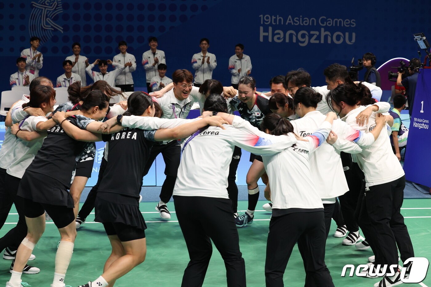 본문 이미지 - 안세영을 비롯한 배드민턴 여자 대표팀이 1일 중국 항저우 빈장체육관에서 열린 2022 항저우 아시안게임 배드민턴 여자 단체 결승에서 금메달을 확정지은 후 환호하고 있다. 2023.10.1/뉴스1 ⓒ News1 신웅수 기자