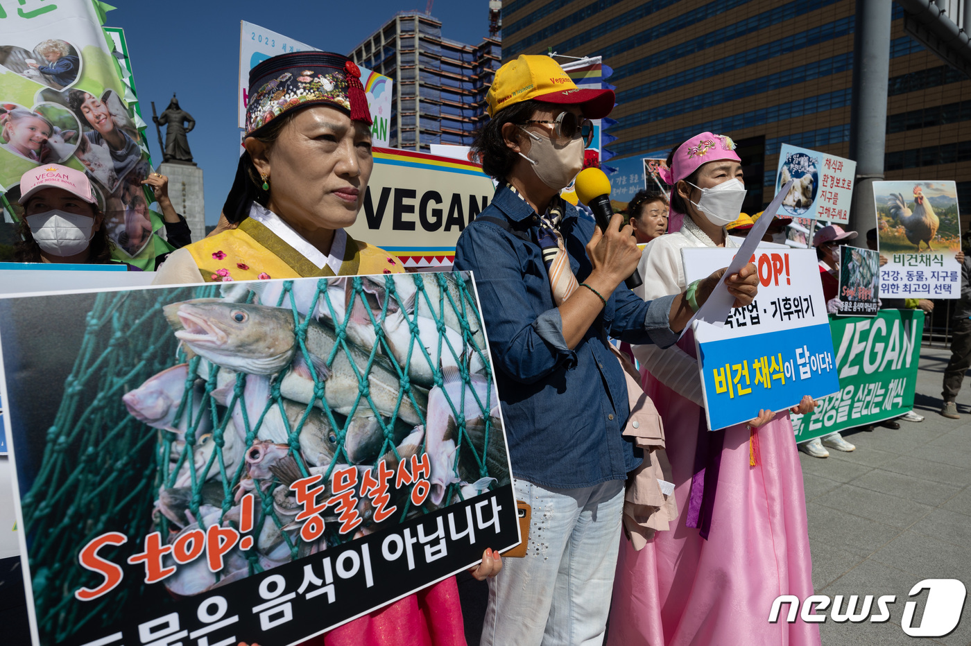 (서울=뉴스1) 이재명 기자 = 한국채식연합·세계비건기후행진 회원들이 세계 채식인의 날인 1일 오후 서울 세종대로 광화문광장에서 열린 ‘건강·동물·지구를 살리는 비건(vegan) …