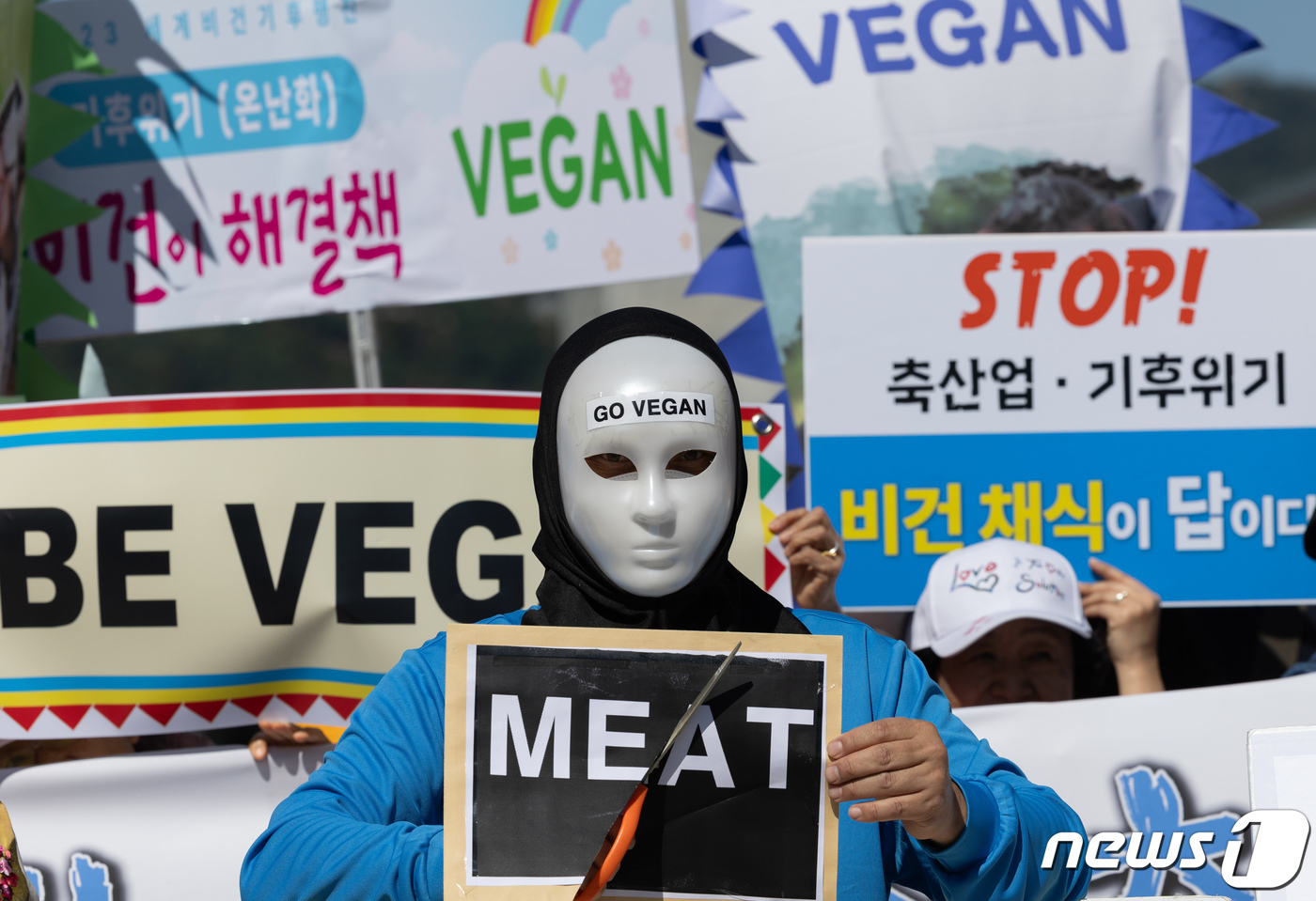 (서울=뉴스1) 이재명 기자 = 한국채식연합·세계비건기후행진 회원들이 세계 채식인의 날인 1일 오후 서울 세종대로 광화문광장에서 열린 ‘건강·동물·지구를 살리는 비건(vegan) …