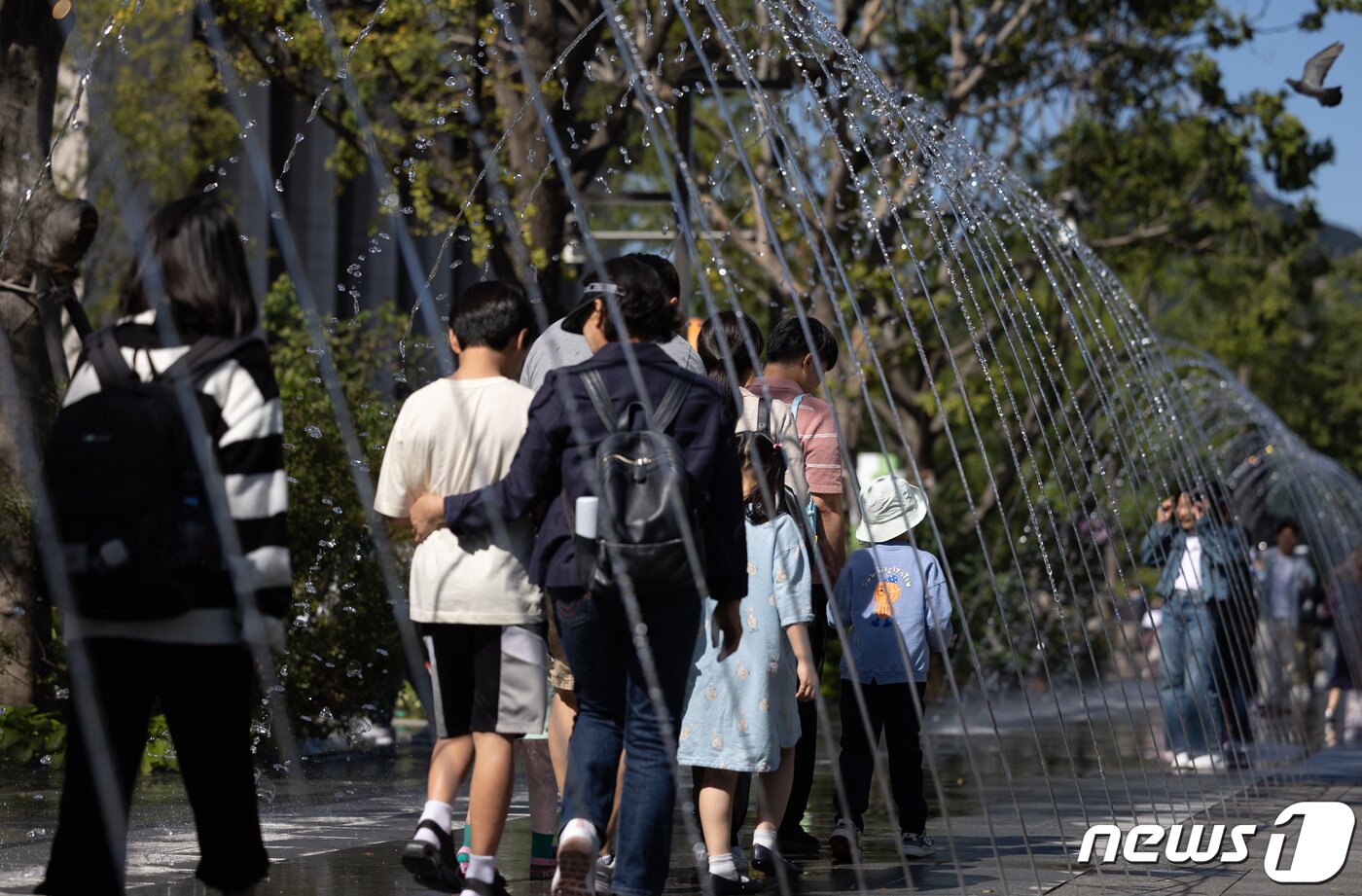 본문 이미지 - 추석 연휴인 1일 오후 서울 세종대로 광화문광장을 찾은 시민들이 여유로운 시간을 보내고 있다. 2023.10.1/뉴스1 ⓒ News1 이재명 기자