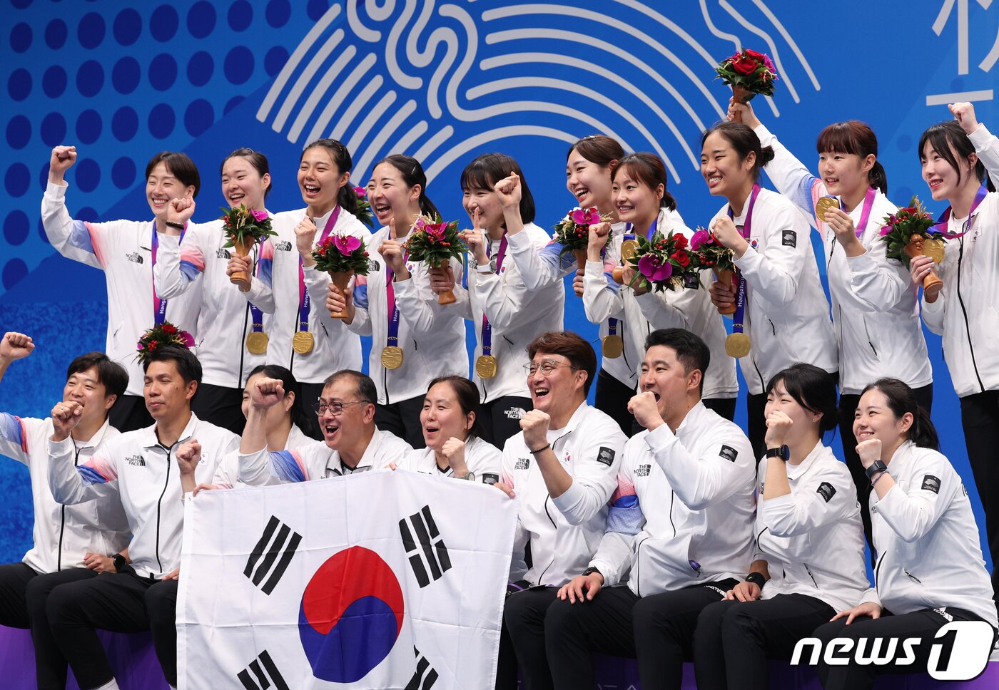 본문 이미지 - 안세영을 비롯한 배드민턴 여자 대표팀이 1일 중국 항저우 빈장체육관에서 열린 2022 항저우 아시안게임 배드민턴 여자 단체 메달 수여식에서 금메달을 목에 걸고 기념 촬영을 하고 있다. 2023.10.1/뉴스1 ⓒ News1 신웅수 기자