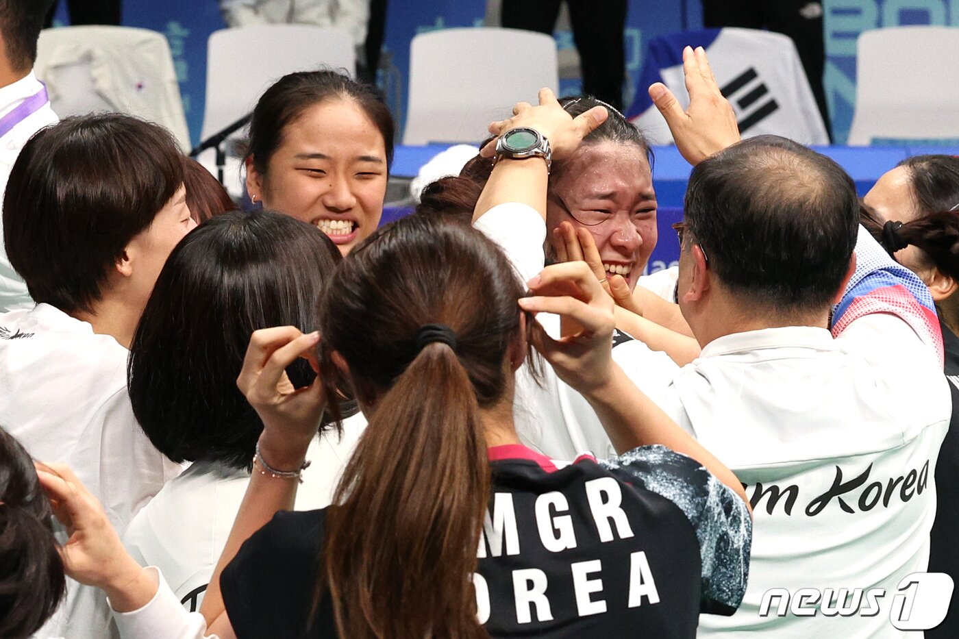 본문 이미지 - 안세영과 김가은이 1일 중국 항저우 빈장체육관에서 열린 2022 항저우 아시안게임 배드민턴 여자 단체 결승 대한민국과 중국의 경기에서 금메달을 확정지은 후 기쁨을 나누고 있다. 2023.10.1/뉴스1 ⓒ News1 신웅수 기자