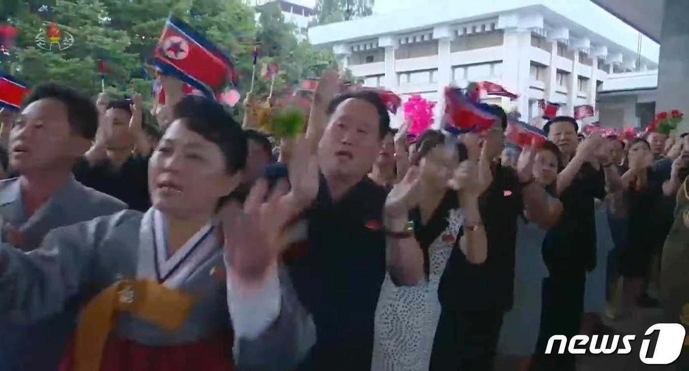본문 이미지 - 리선권 북한 통일전선부장(왼쪽에서 세 번째)이 지난달 김정은 노동당 총비서의 러시아 방문 때 환송장에 나와 환호하는 모습.(조선중앙TV 갈무리)