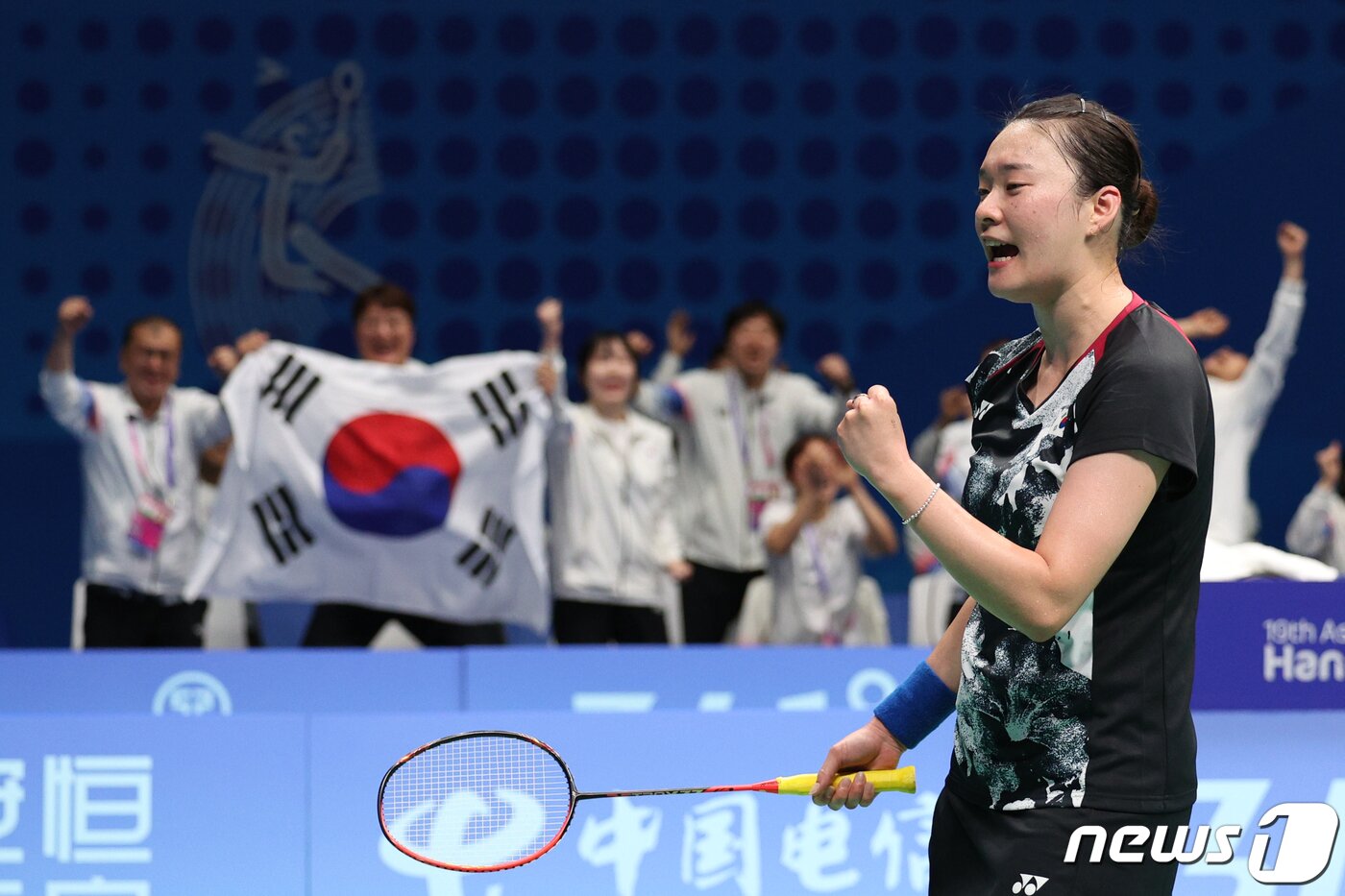 본문 이미지 - 김가은이 1일 중국 항저우 빈장체육관에서 열린 2022 항저우 아시안게임 배드민턴 여자 단체 결승 대한민국과 중국의 경기에서 허빙자오에게 득점 후 환호하고 있다.  2023.10.1/뉴스1 ⓒ News1 신웅수 기자