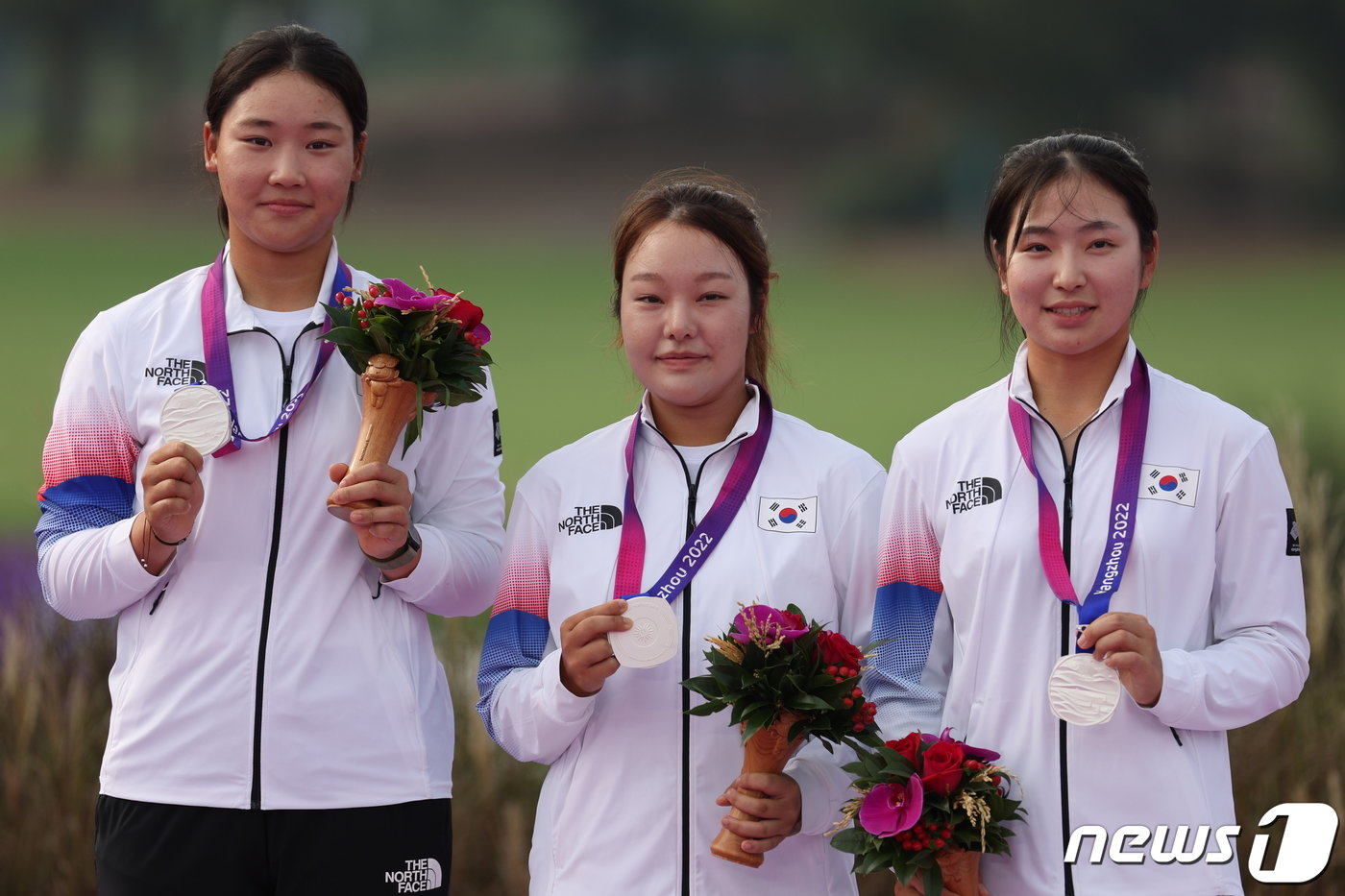 본문 이미지 - 1일 오후 중국 항저우 서호 국제 골프코스에서 열린 2022 항저우 아시안게임 골프 여자 단체전에서 2위를 차지해 은메달을 목에 건 김민솔(왼쪽부터)과 임지유, 유현조가 포즈를 취하고 있다. 2023.10.1/뉴스1 ⓒ News1 민경석 기자