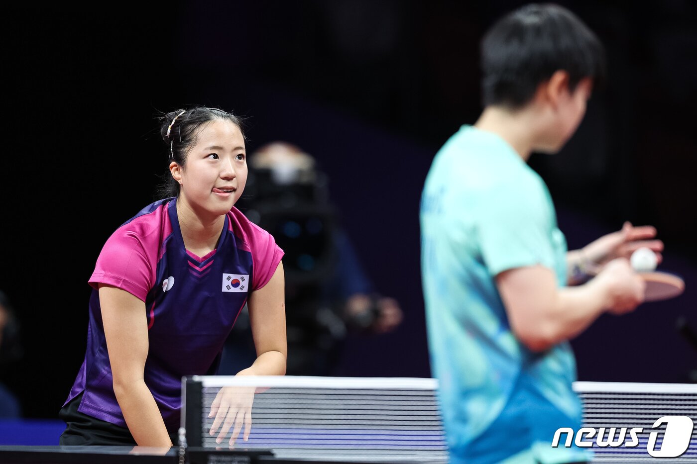 본문 이미지 - 신유빈이 1일 중국 항저우 궁수 캐널 스포츠파크 체육관에서 열린 2022 항저우 아시안게임 탁구 여자 단식 준결승전에서 중국 쑨잉샤와 경기를 펼치고 있다. 신유빈은 이날 중국 쑨잉샤에 0-4(7-11 8-11 12-14 10-12)로 패해 동메달을 획득했다. 이번 대회 탁구는 동메달 결정전 없이 준결승전 패자 2명이 함께 동메달을 획득한다. 2023.10.1/뉴스1 ⓒ News1 유승관 기자