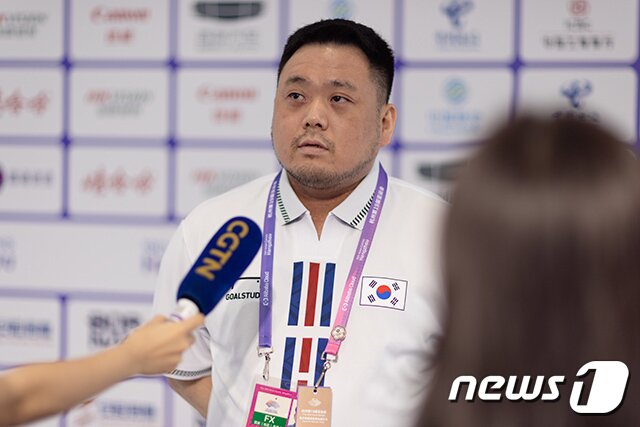 본문 이미지 - 경기 직후 취재진과 인터뷰하는 윤상훈 감독의 모습 2023.9.30/ⓒ공동취재단