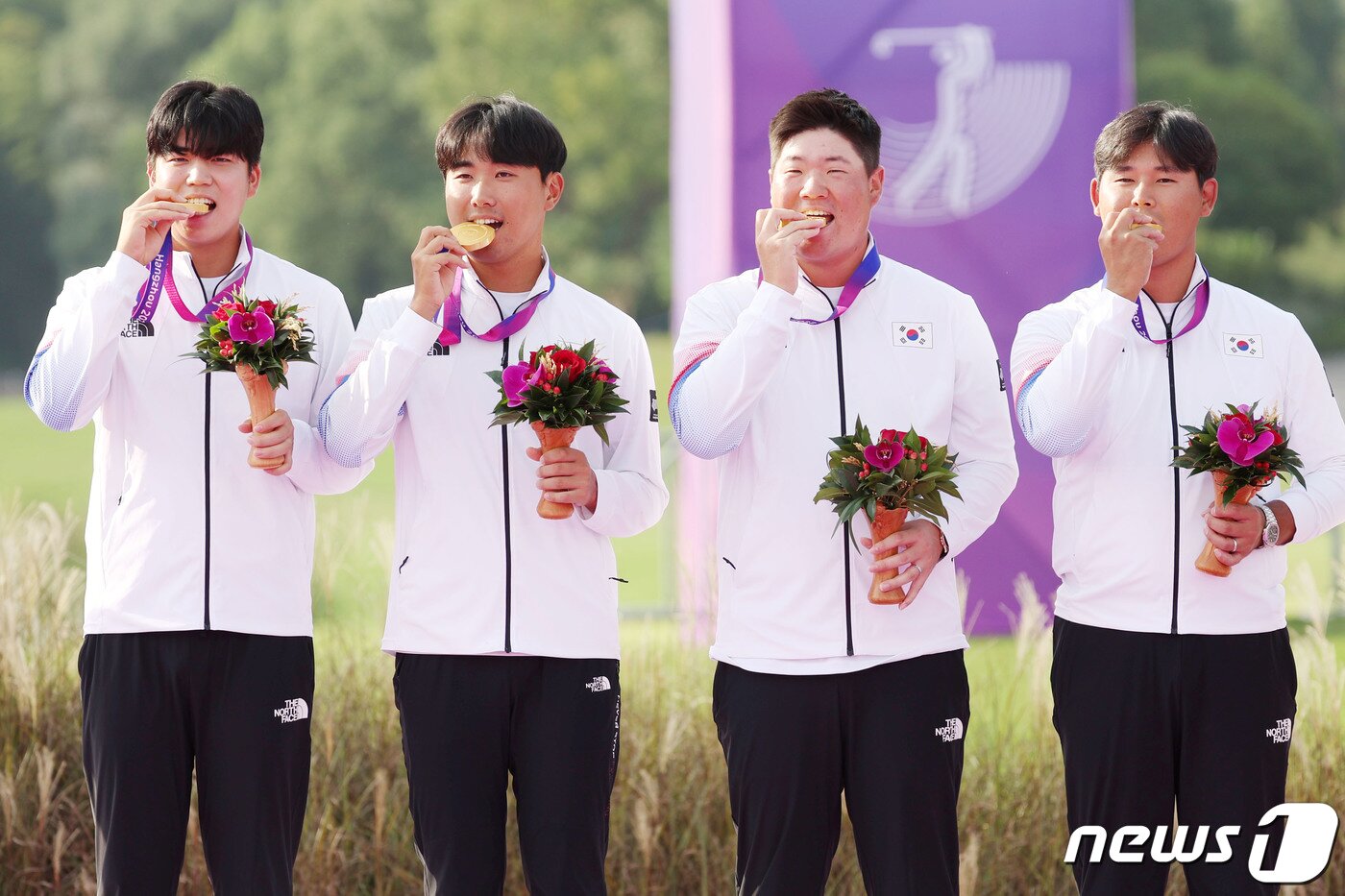 본문 이미지 - 1일 오후 중국 항저우 서호 국제 골프코스에서 열린 2022 항저우 아시안게임 골프 남자 단체전에서 1위를 차지해 금메달을 목에 건 장유빈(왼쪽부터)과 조우영, 임성재, 김시우가 포즈를 취하고 있다. 2023.10.1/뉴스1 ⓒ News1 민경석 기자