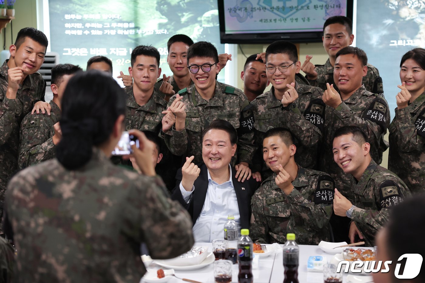 윤석열 대통령이 국군의 날인 1일 경기 연천군에 위치한 육군 제25사단을 찾아 장병들과 기념 촬영하고 있다. &#40;대통령실 제공&#41; 2023.10.1/뉴스1 ⓒ News1 안은나 기자