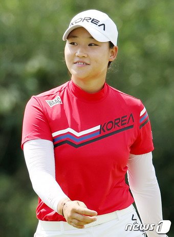 본문 이미지 - 1일 오후 중국 항저우 서호 국제 골프코스에서 열린 2022 항저우 아시안게임 골프 여자 개인 및 단체전 18번 홀에서 김민솔이 퍼팅을 마친 뒤 밝은 표정을 짓고 있다. 김민솔은 이날 단체전에서 임지유·유현조와 함께 동메달을 획득했다. 2023.10.1/뉴스1 ⓒ News1 민경석 기자