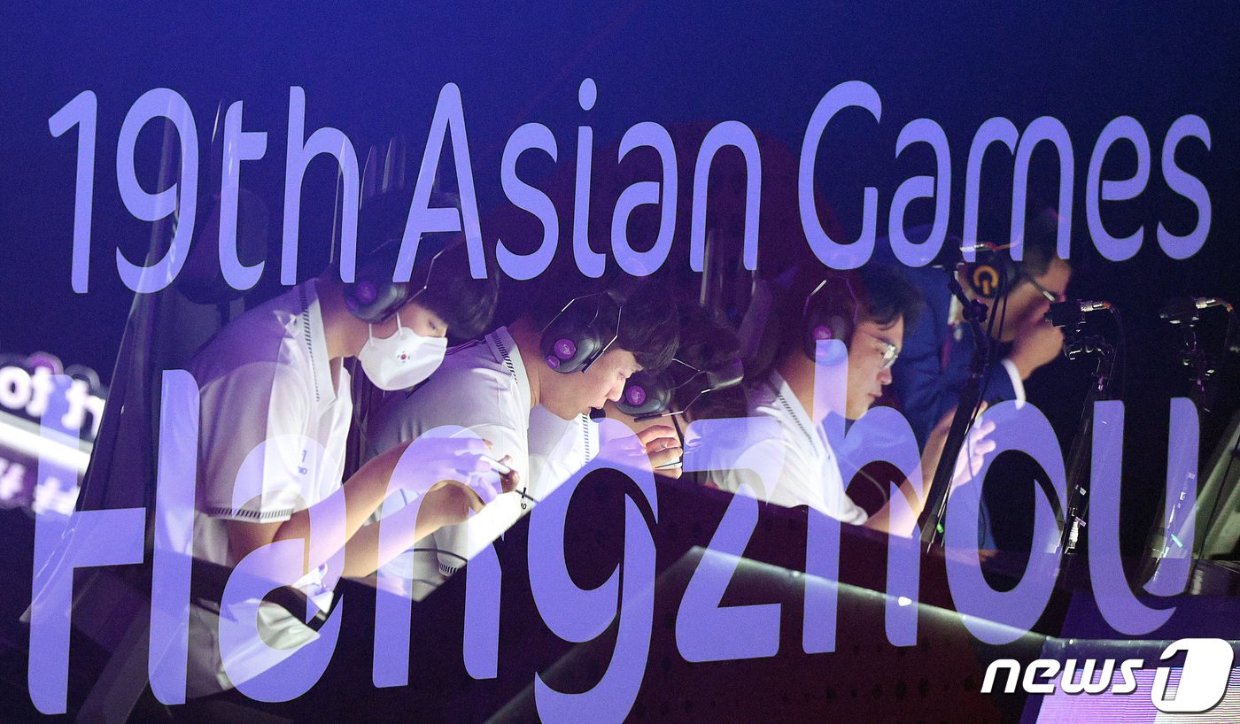 본문 이미지 - 씨재(최영재, 왼쪽부터), 티지(김동현), 비니(권순빈), 스포르타(김성현)이 1일 오후 중국 항저우 e스포츠 주경기장에서 열린 2022 항저우 아시안게임 e스포츠 배틀그라운드 모바일 경기에서 승부를 펼치고 있다. (다중노출 촬영)2023.10.1/뉴스1 ⓒ News1 신웅수 기자