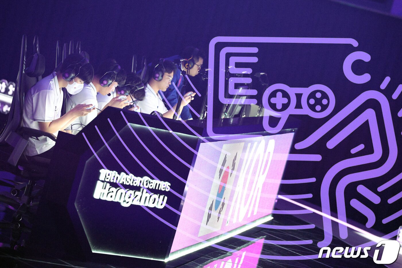 본문 이미지 - 씨재(최영재, 왼쪽부터), 티지(김동현), 비니(권순빈), 스포르타(김성현)이 1일 오후 중국 항저우 e스포츠 주경기장에서 열린 2022 항저우 아시안게임 e스포츠 배틀그라운드 모바일 경기에서 승부를 펼치고 있다. (다중노출 촬영) 2023.10.1/뉴스1 ⓒ News1 신웅수 기자