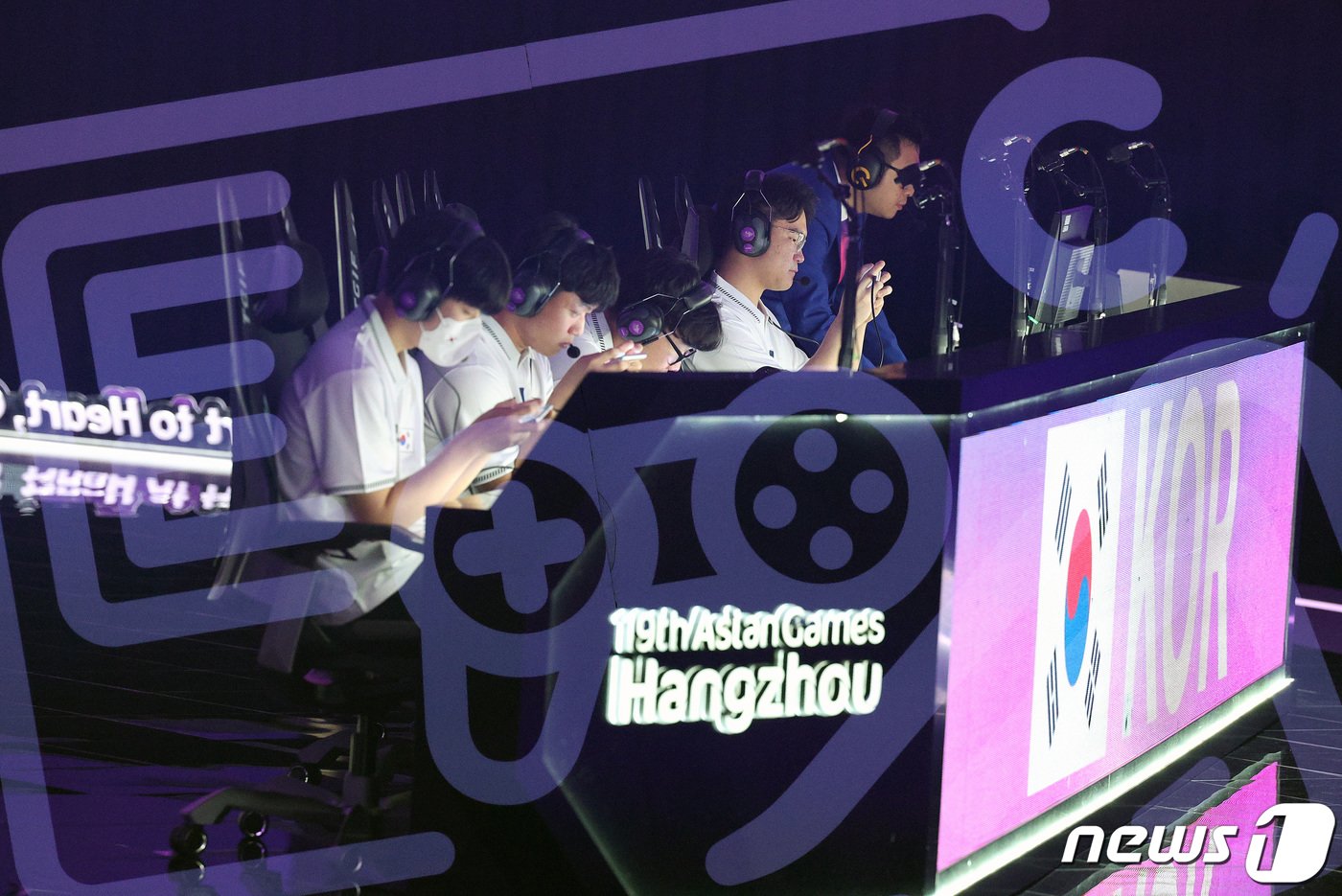 본문 이미지 - 씨재(최영재, 왼쪽부터), 티지(김동현), 비니(권순빈), 스포르타(김성현)이 1일 오후 중국 항저우 e스포츠 주경기장에서 열린 2022 항저우 아시안게임 e스포츠 배틀그라운드 모바일 경기에서 승부를 펼치고 있다. (다중노출 촬영) 2023.10.1/뉴스1 ⓒ News1 신웅수 기자