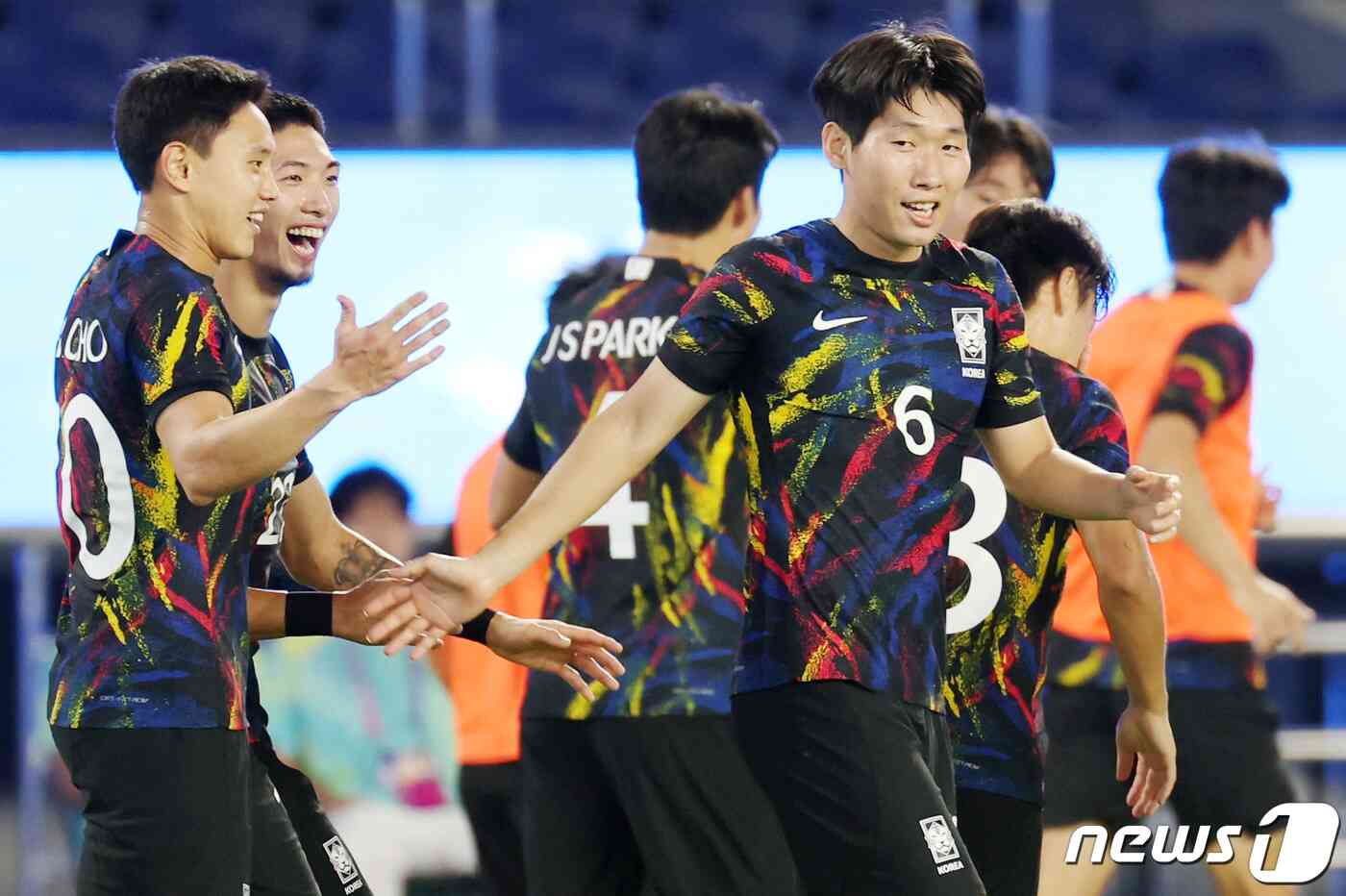 1일 오후 중국 항저우 황룽 스포츠센터 스타디움에서 열린 2022 항저우 아시안게임 대한민국과 중국의 축구 8강전에서 대한민국 홍현석이 득점에 성공한 뒤 동료들과 기쁨을 나누고 있다. 2023.10.1/뉴스1 © News1 민경석 기자
