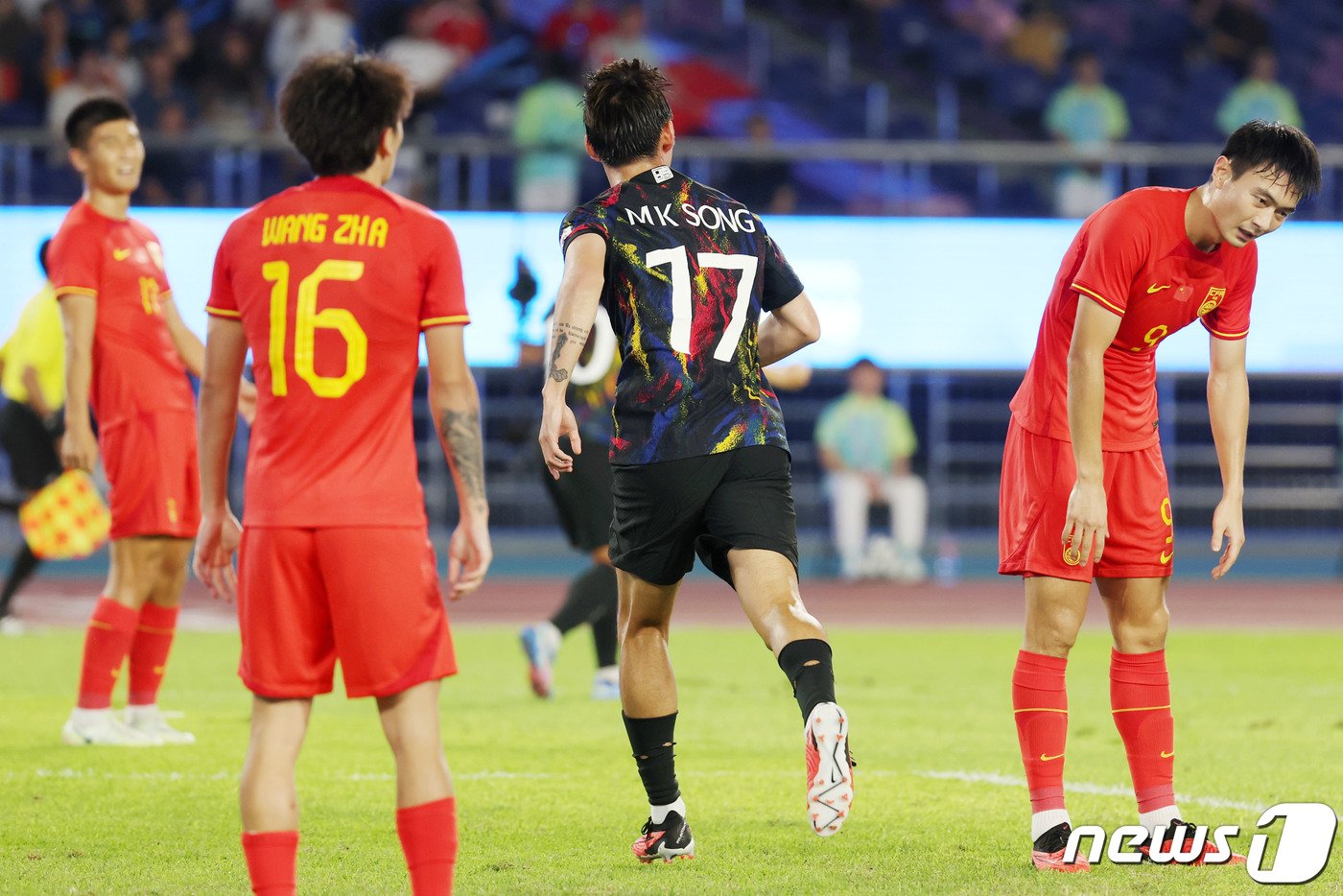 본문 이미지 - 1일 오후 중국 항저우 황룽 스포츠센터 스타디움에서 열린 2022 항저우 아시안게임 대한민국과 중국의 축구 8강전에서 대한민국 송민규가 추가골을 성공시킨 뒤 기뻐하고 있다. 2023.10.1/뉴스1 ⓒ News1 민경석 기자