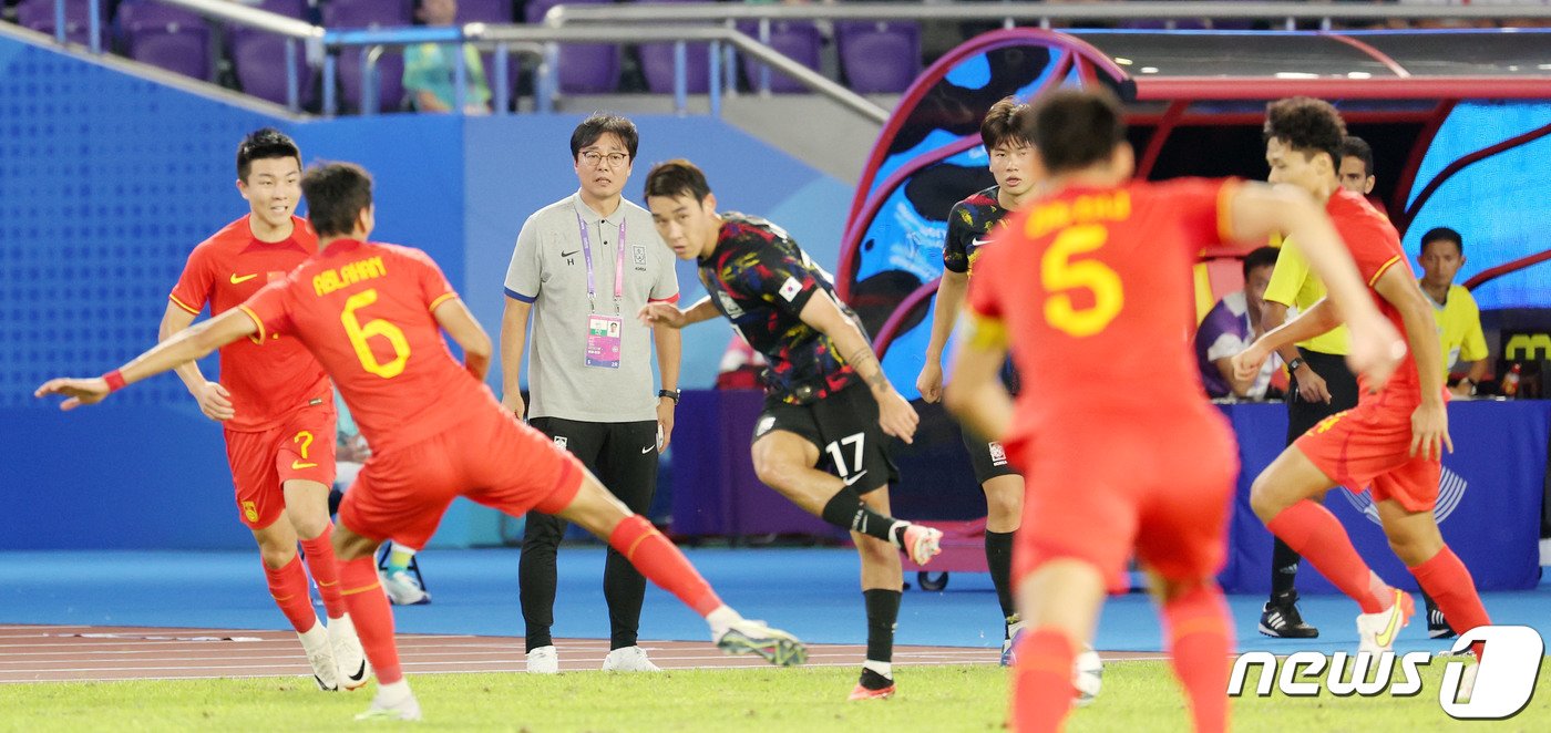 본문 이미지 - 1일 오후 중국 항저우 황룽 스포츠센터 스타디움에서 열린 2022 항저우 아시안게임 대한민국과 중국의 축구 8강전에서 대한민국 황선홍 감독이 경기를 지켜보고 있다. 2023.10.1/뉴스1 ⓒ News1 민경석 기자