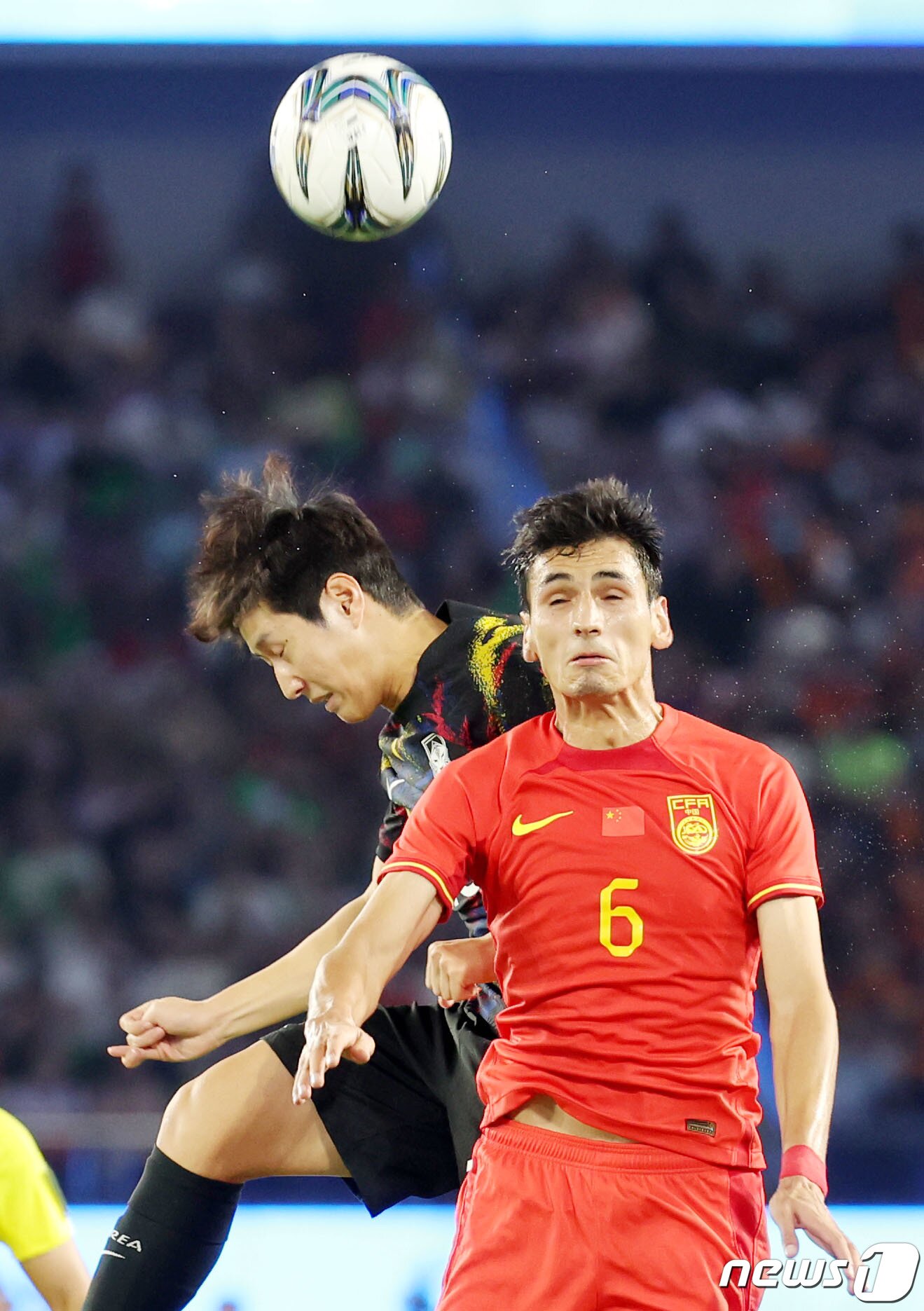 본문 이미지 - 1일 오후 중국 항저우 황룽 스포츠센터 스타디움에서 열린 2022 항저우 아시안게임 대한민국과 중국의 축구 8강전에서 대한민국 이강인이 헤딩을 시도하고 있다. 2023.10.1/뉴스1 ⓒ News1 민경석 기자