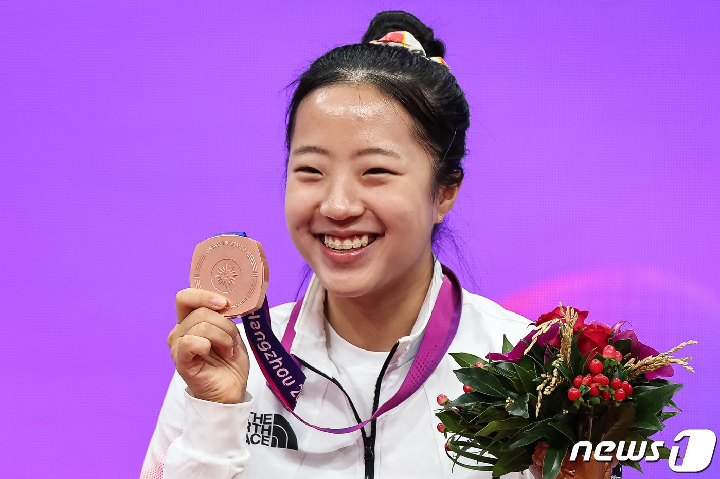 본문 이미지 - 신유빈이 1일 중국 항저우 궁수 캐널 스포츠파크 체육관에서 열린 2022 항저우 아시안게임 탁구 여자 단식 시상식 후 동메달을 들고 기념 촬영을 하고 있다. 2023.10.1/뉴스1 ⓒ News1 유승관 기자